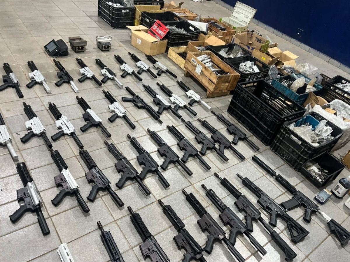 Trio acusado de fabricar e vender armas clandestinas volta a ser preso dias após liberdade provisória