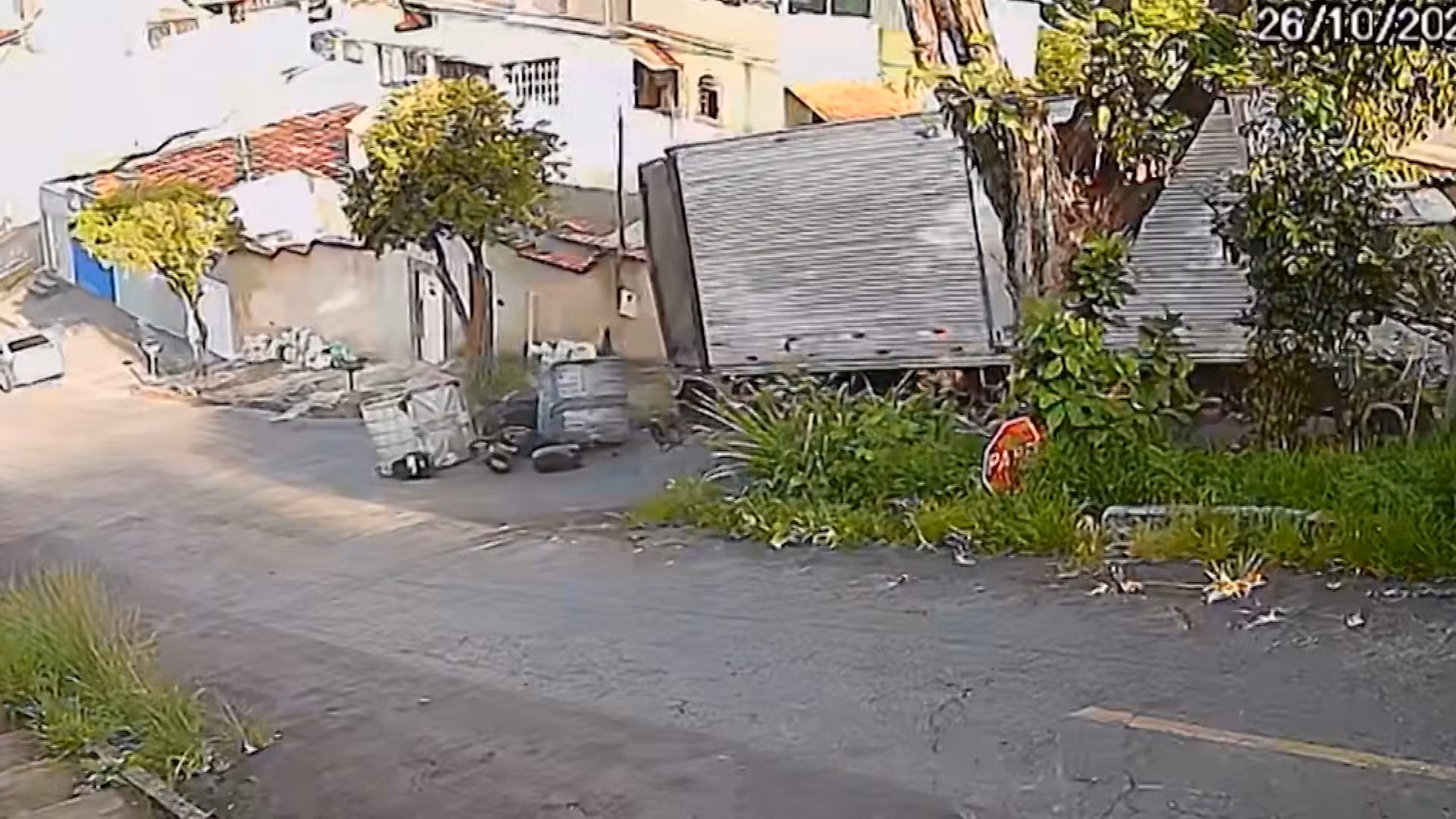 Vídeo mostra momento em que carga de ácidos cai de caminhão em BH; moradores de 7 casas precisaram sair