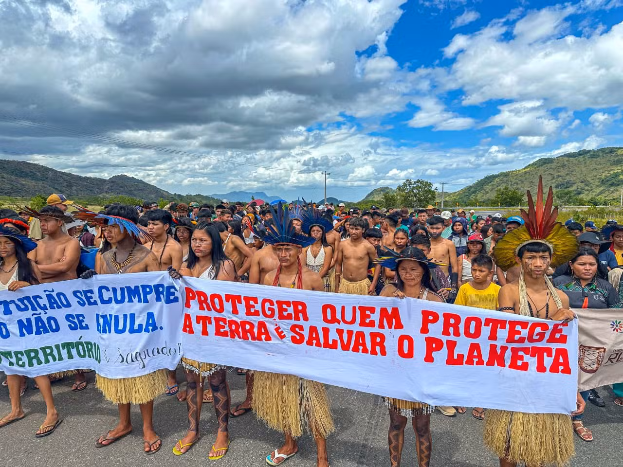 Indígenas protestam contra a lei do marco temporal na BR