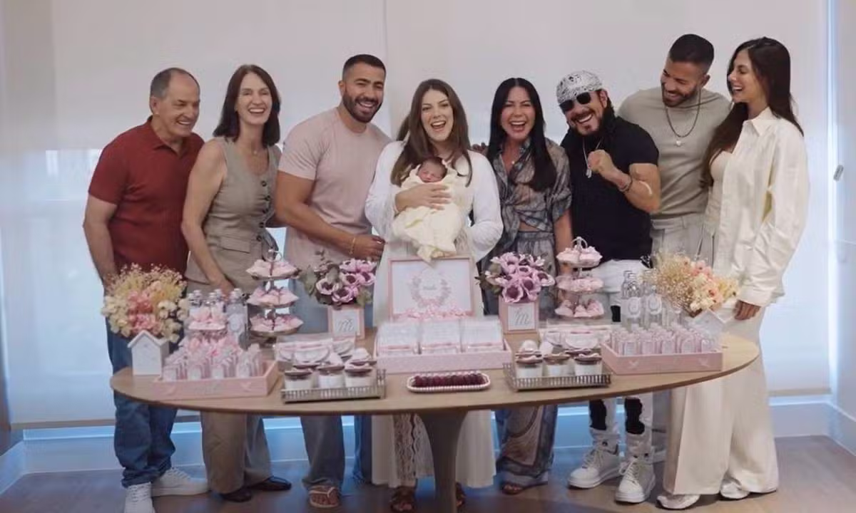 Filho de Bell Marques mostra bastidores do primeiro encontro da família após parto da esposa