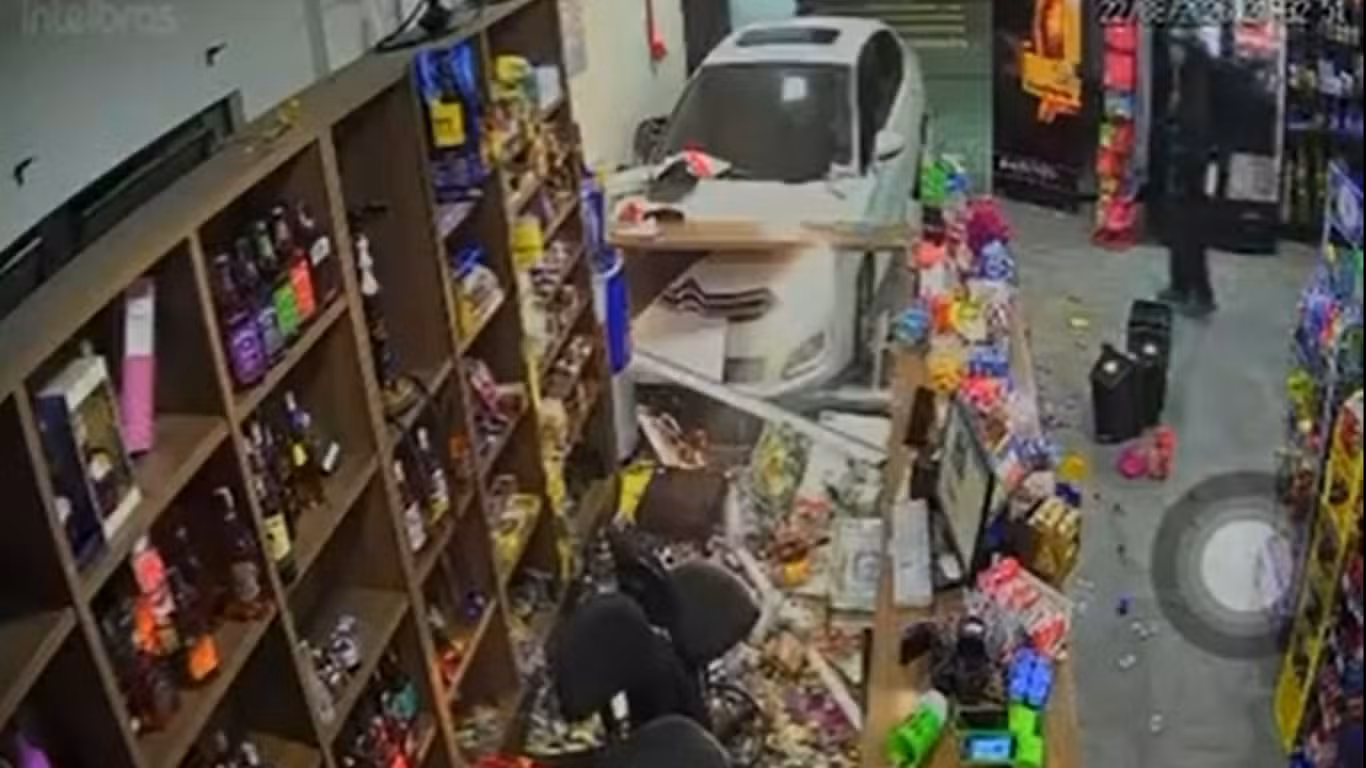 VÍDEO: carro desgovernado invade loja de bebidas e motorista é preso por suspeita de embriaguez em SC