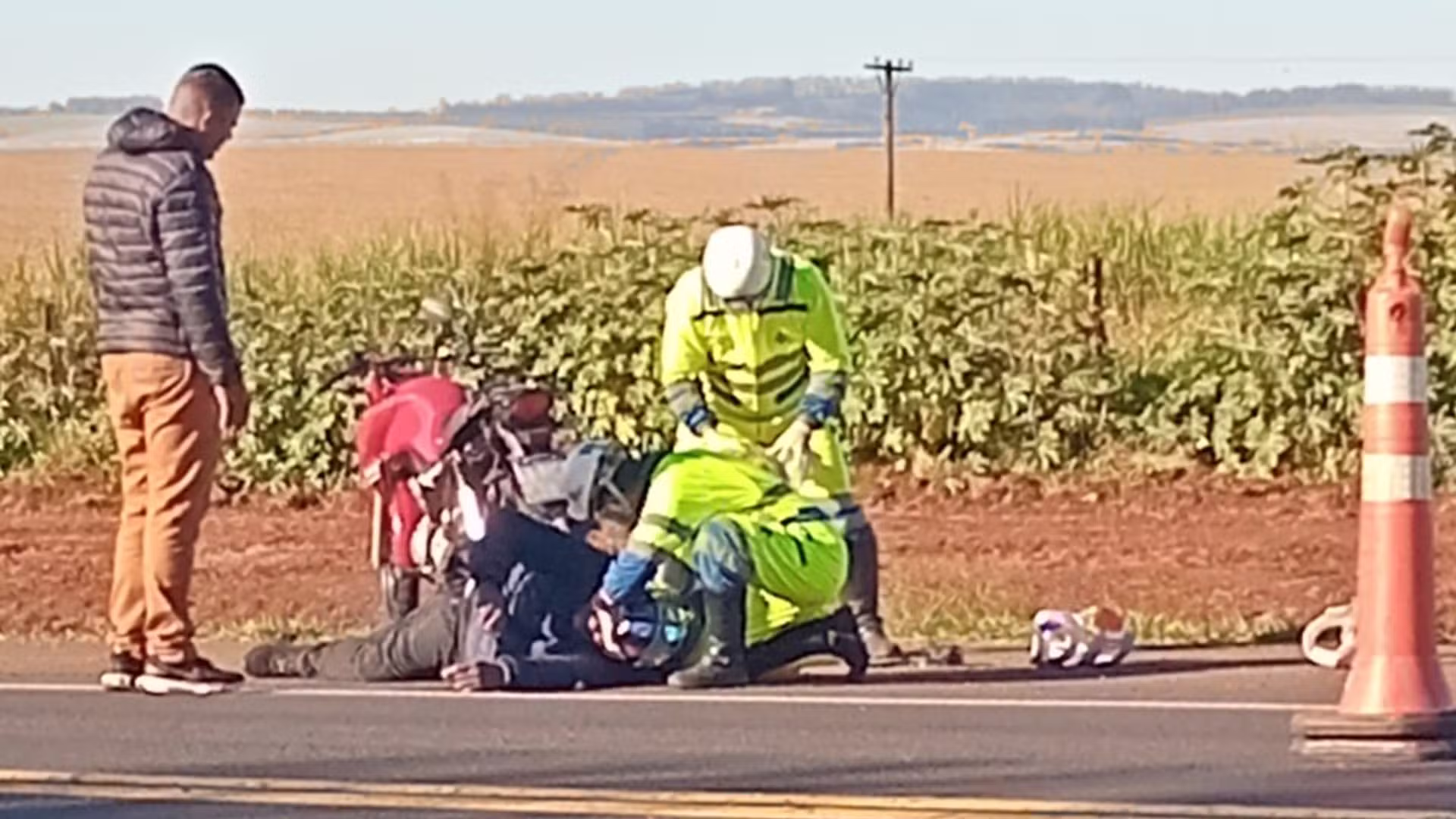 Motociclista é socorrido em estado grave após bater contra carro em rodovia de Piraju
