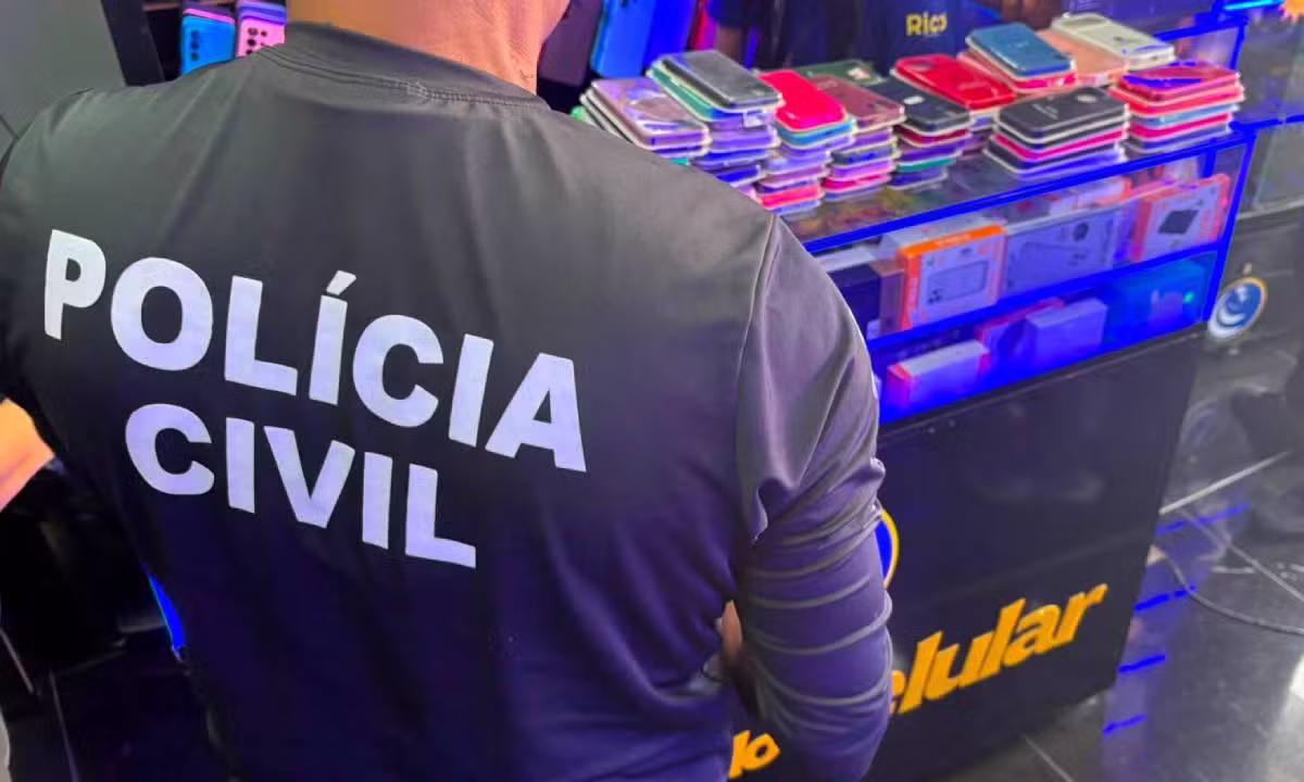 Operação apreende mais de dois mil acessórios para celular falsificados em Cajazeiras