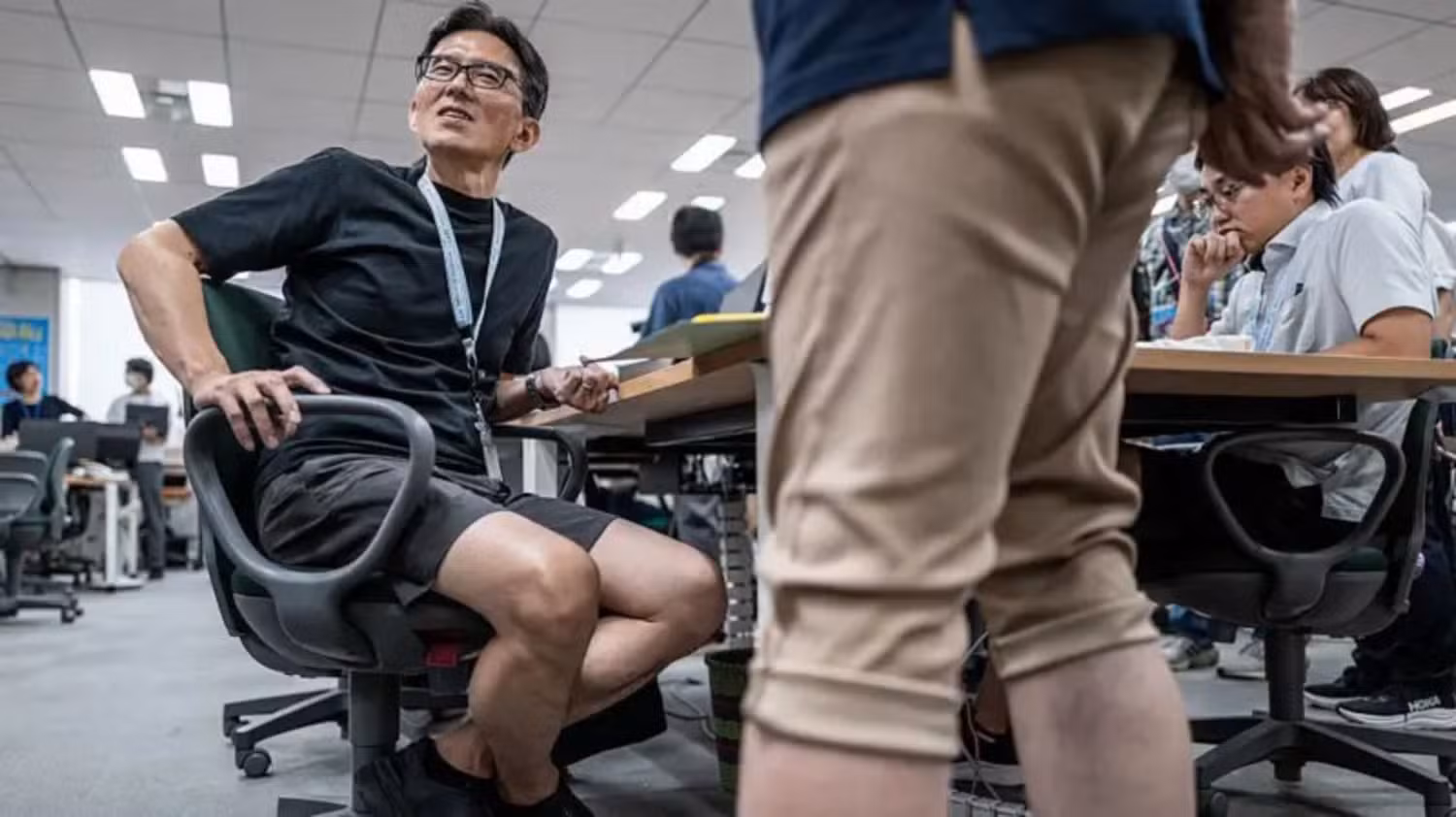 'Assédio por pelos': por que campanha para incentivar homens a usar bermuda no trabalho causa polêmica no Japão