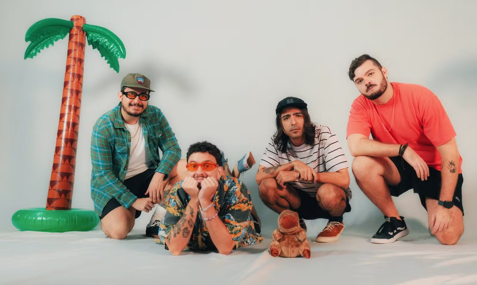 Melton Sello cria narrativa pop punk no primeiro álbum, 'Opa!', lançado oito anos após a formação da banda carioca