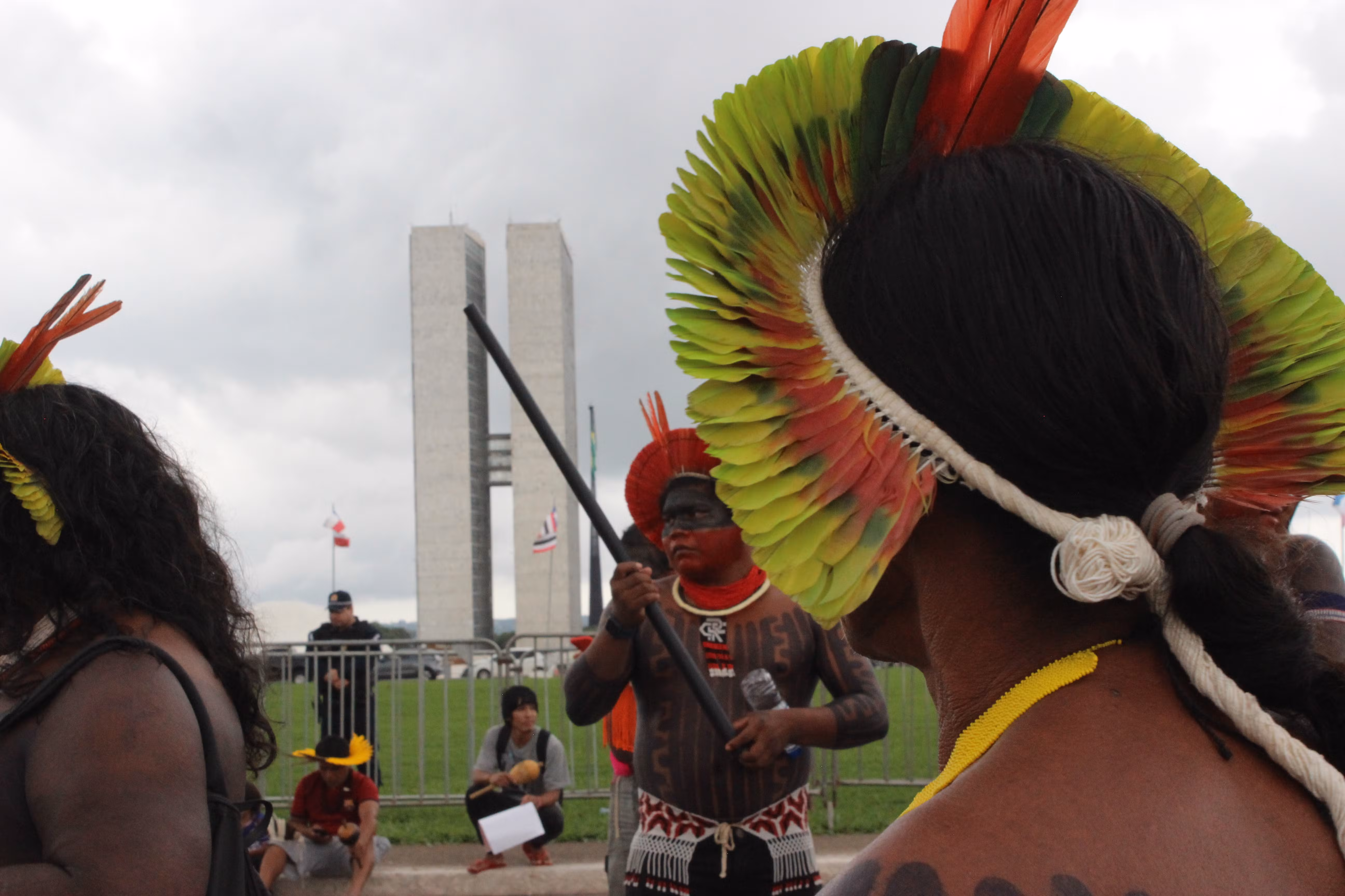 Câmara aprova projeto que assegura a povos indígenas e tradicionais direito de usar cocar e turbante em fotos de documentos