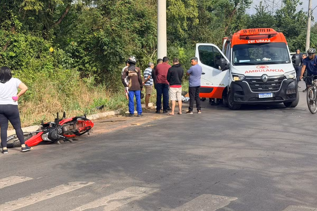 Com uma hora de diferença, duas pessoas morrem em batidas de moto contra postes em Cuiabá