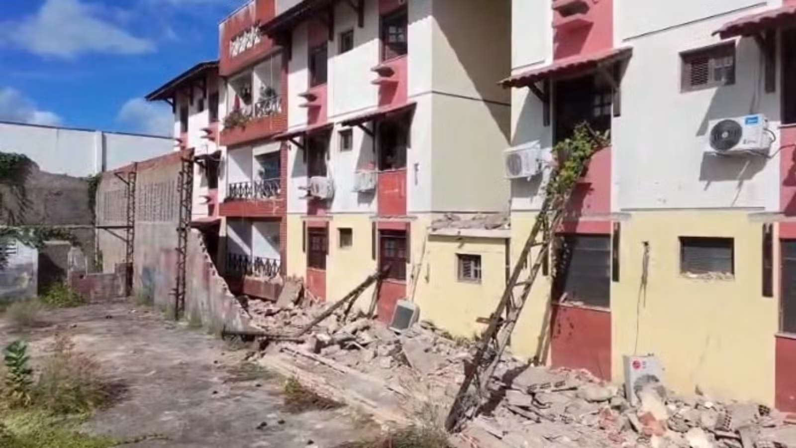 Muro de condomínio desaba e danifica apartamentos em Fortaleza; veja vídeo