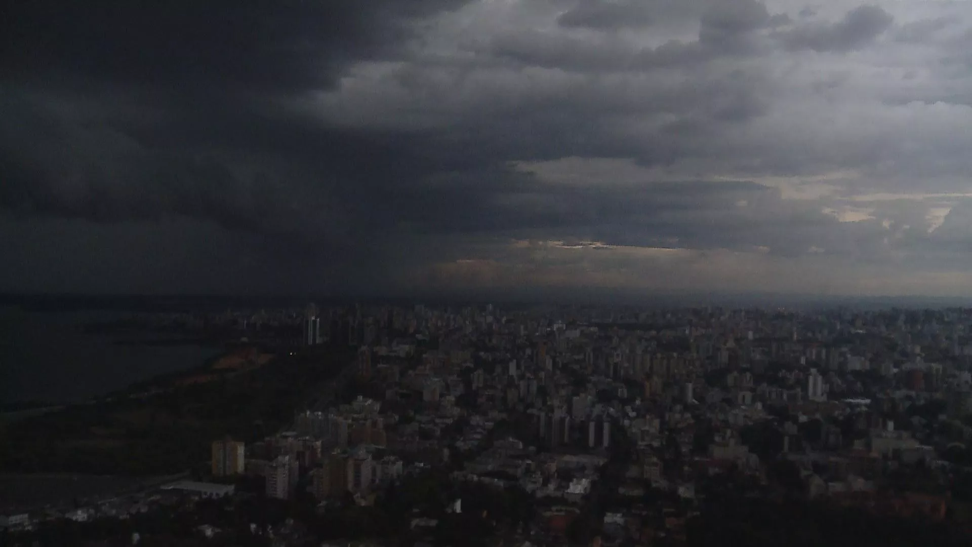Frente fria ligada a ciclone mantém chuva forte e traz chance de neve ao Sul; temperaturas vão despencar no Sudeste