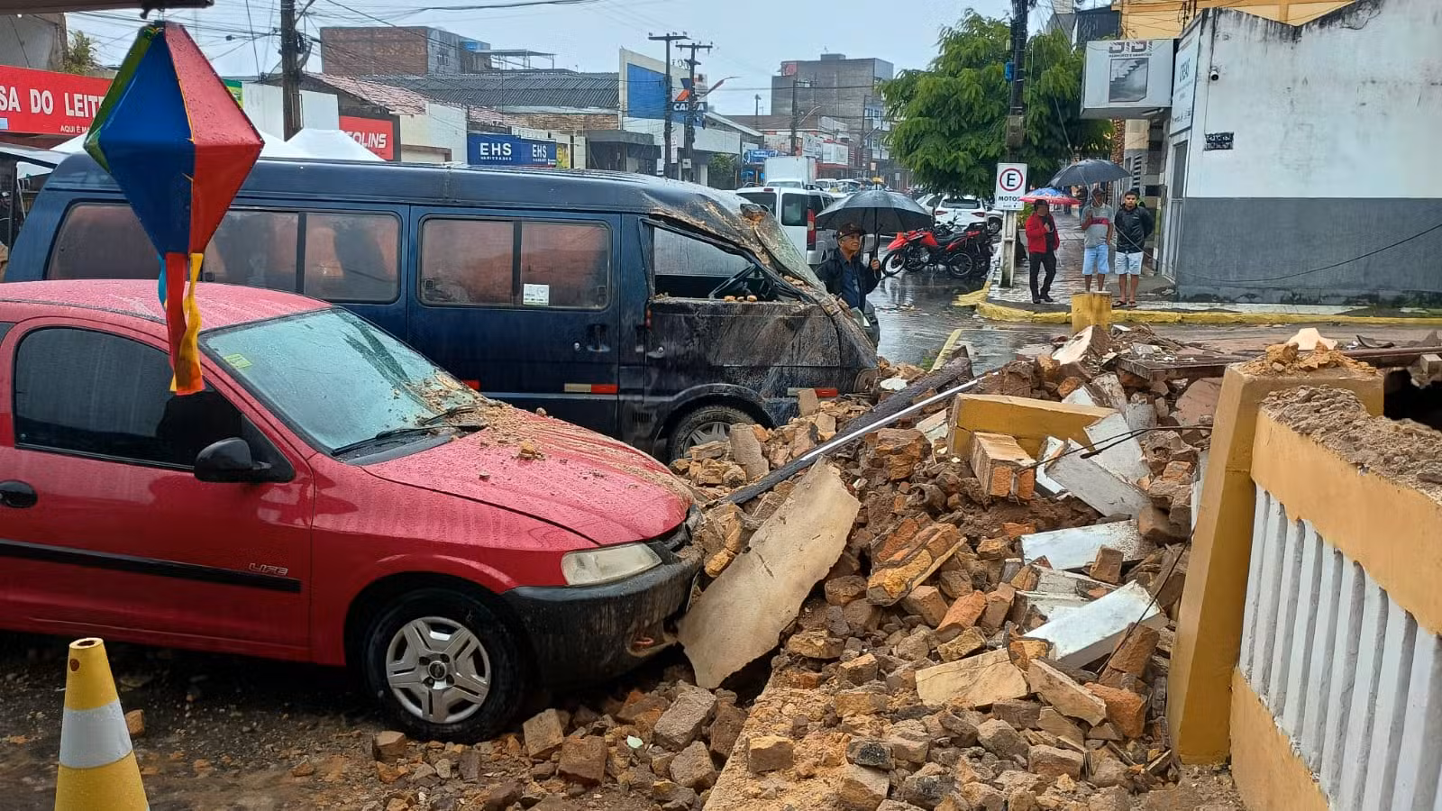 Ruas alagadas, casa desabada e crateras: fortes chuvas são registradas na Paraíba