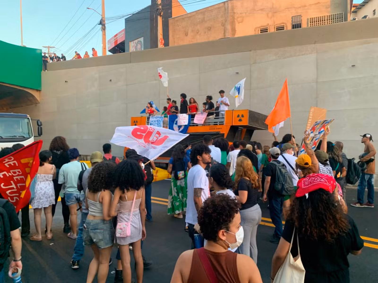 Estudantes bloqueiam viaduto em novo protesto devido à crise do transporte coletivo de Rio Branco