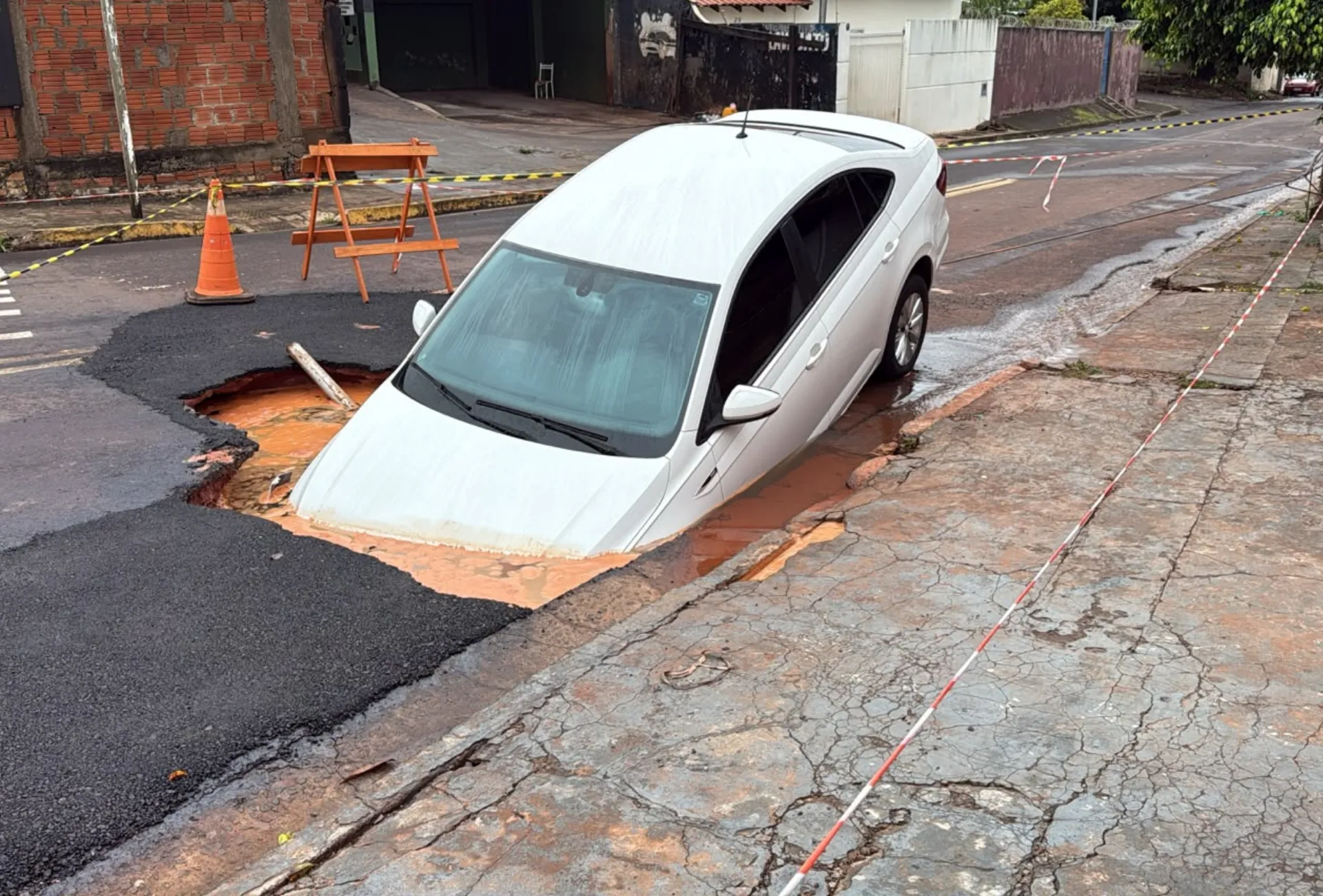 Companhia inicia recuperação de rua e diz que presta apoio a motorista que teve carro ‘engolido?