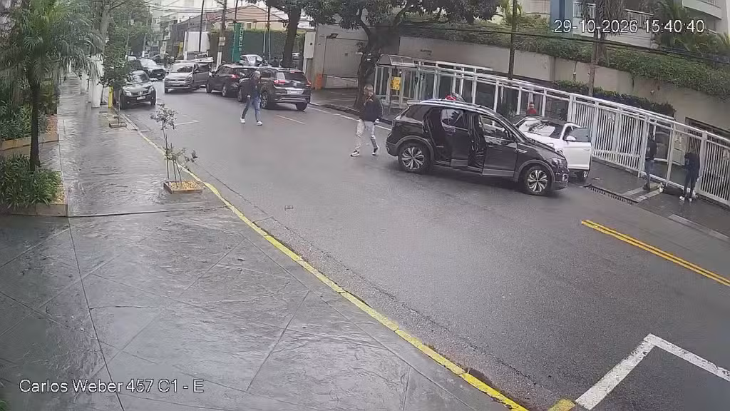 Troca de tiros entre polícia e quadrilha de roubo a residências deixa um morto na Zona Oeste de SP