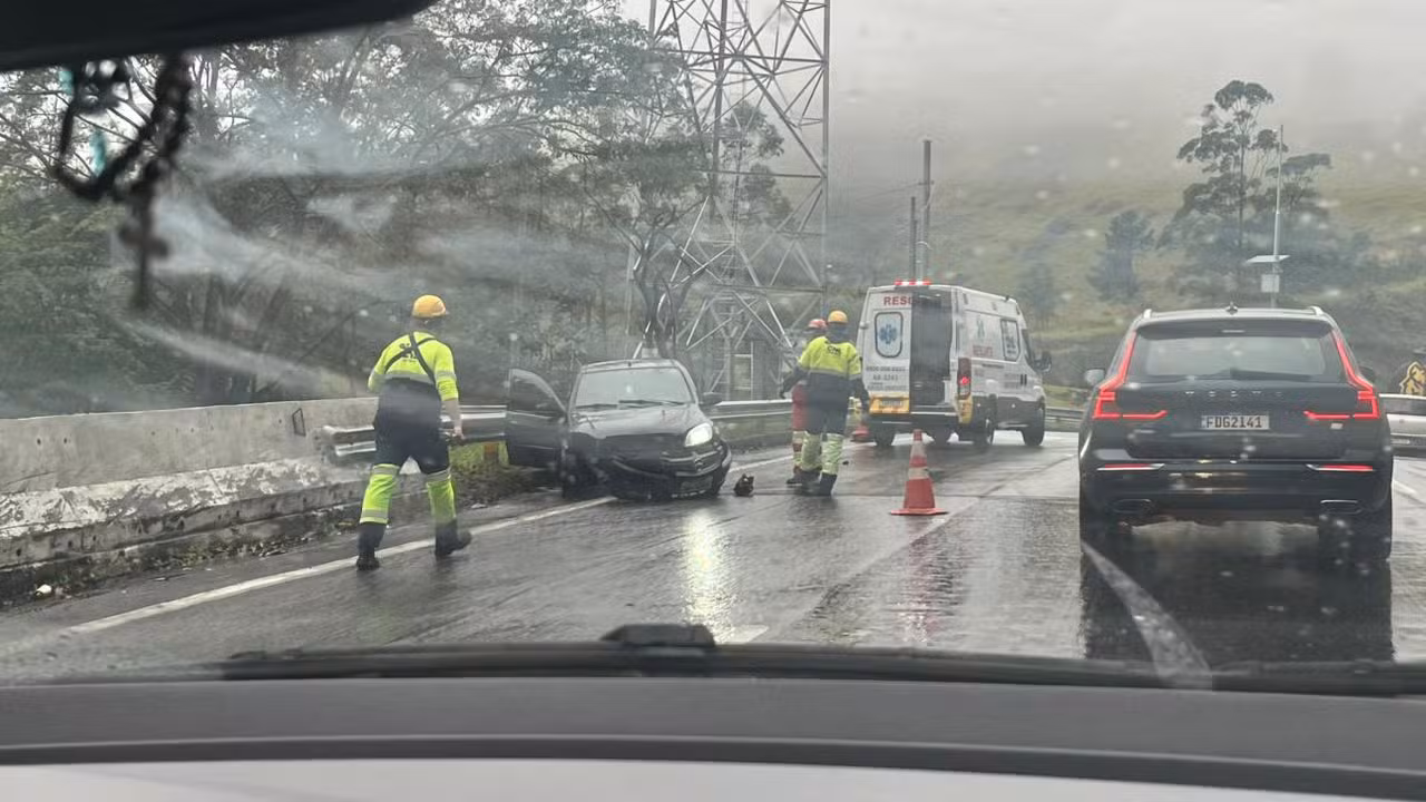 Carro bate em barreira da Mogi-Dutra e interdita faixa no sentido Mogi das Cruzes