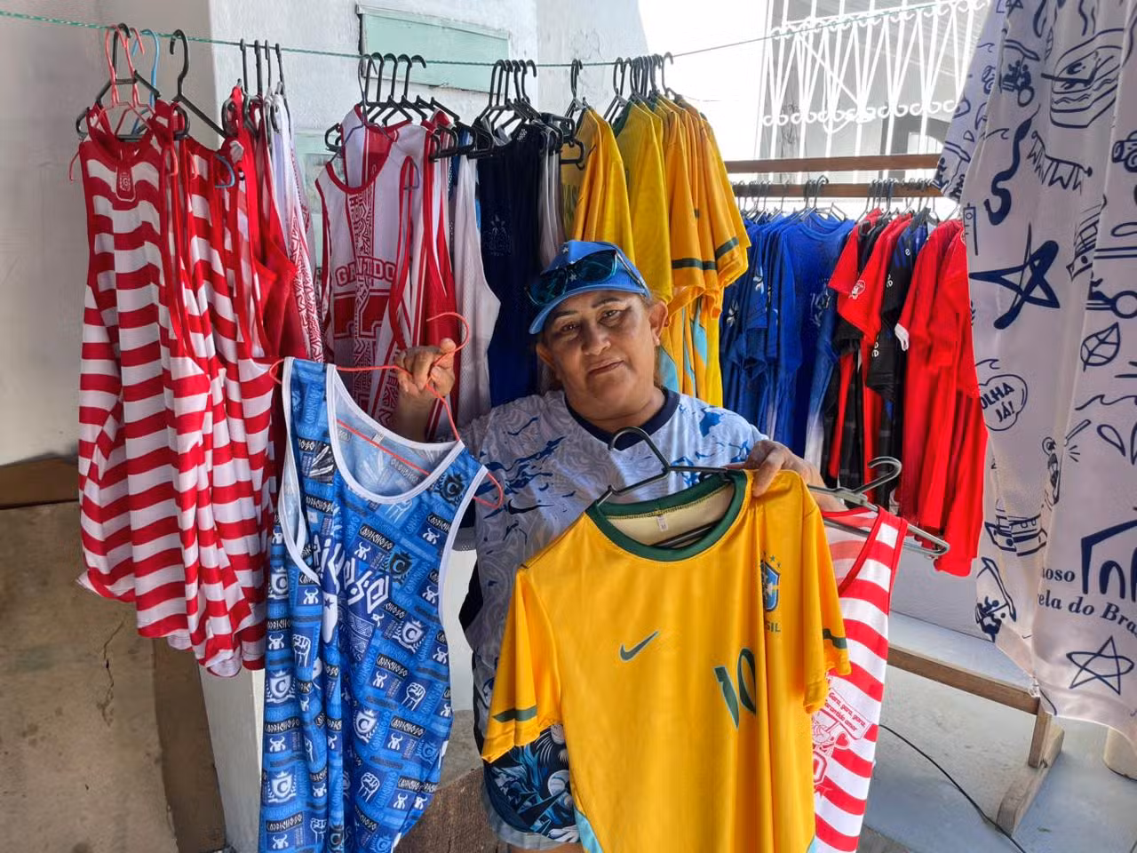 Em ano de Copa e Festival, comércio de Parintins une bois e Seleção nas vitrines; VÍDEO