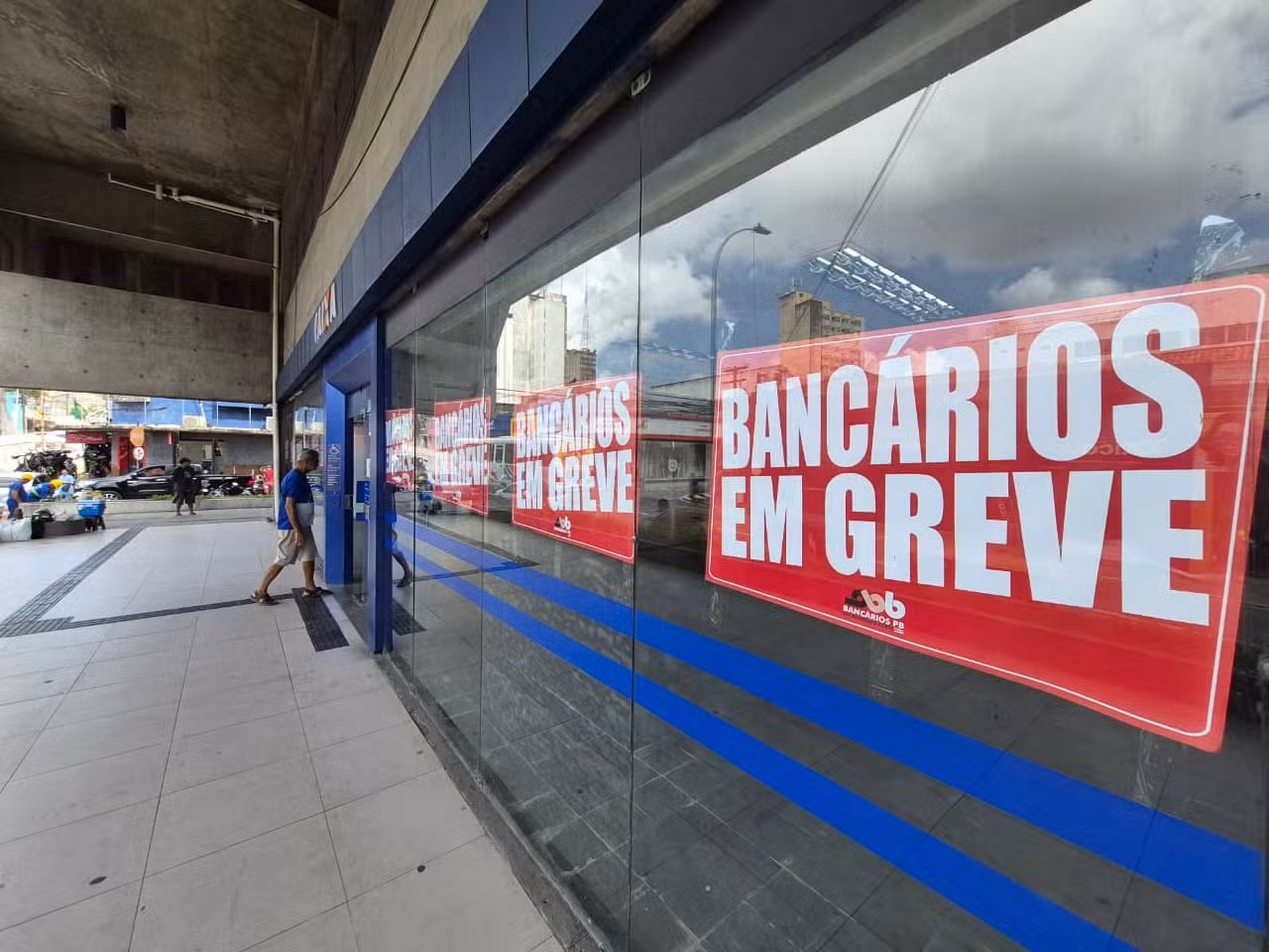 Caixa e funcionários voltam a negociar nesta quarta; greve segue sem prazo para acabar