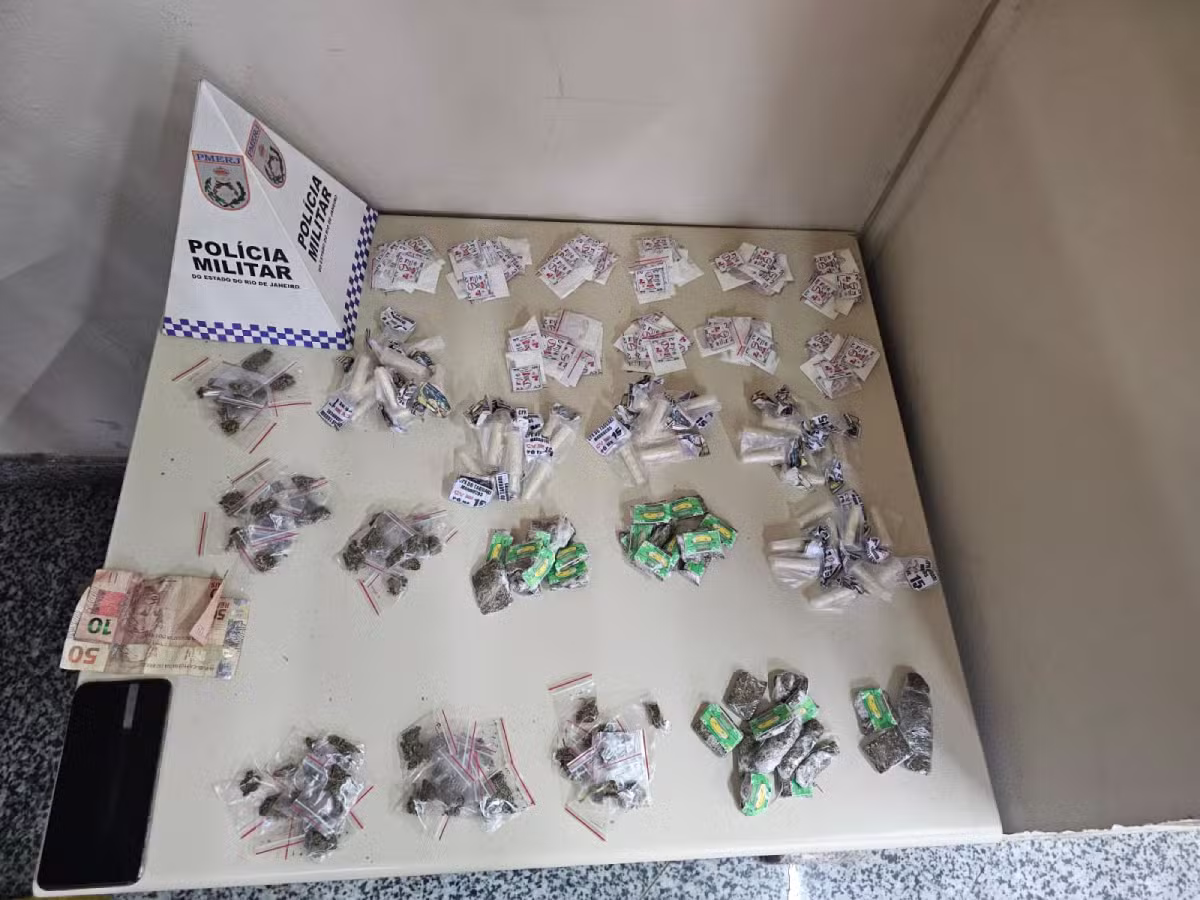 Homem é preso com mais de 200 porções de cocaína e maconha em Paraty