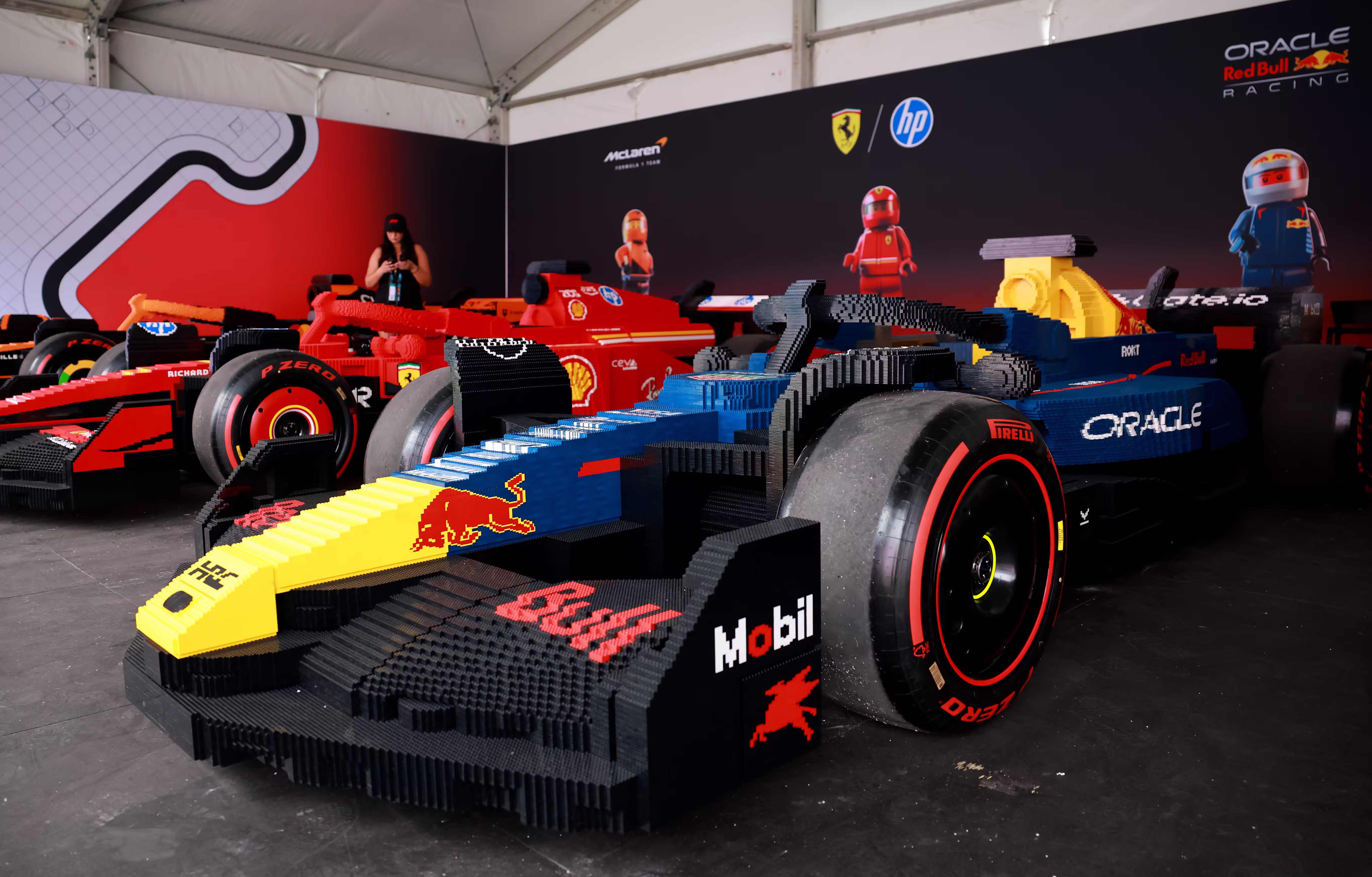 'Parecemos crianças e palhaços': Verstappen detona desfile da Fórmula 1 com carros de Lego