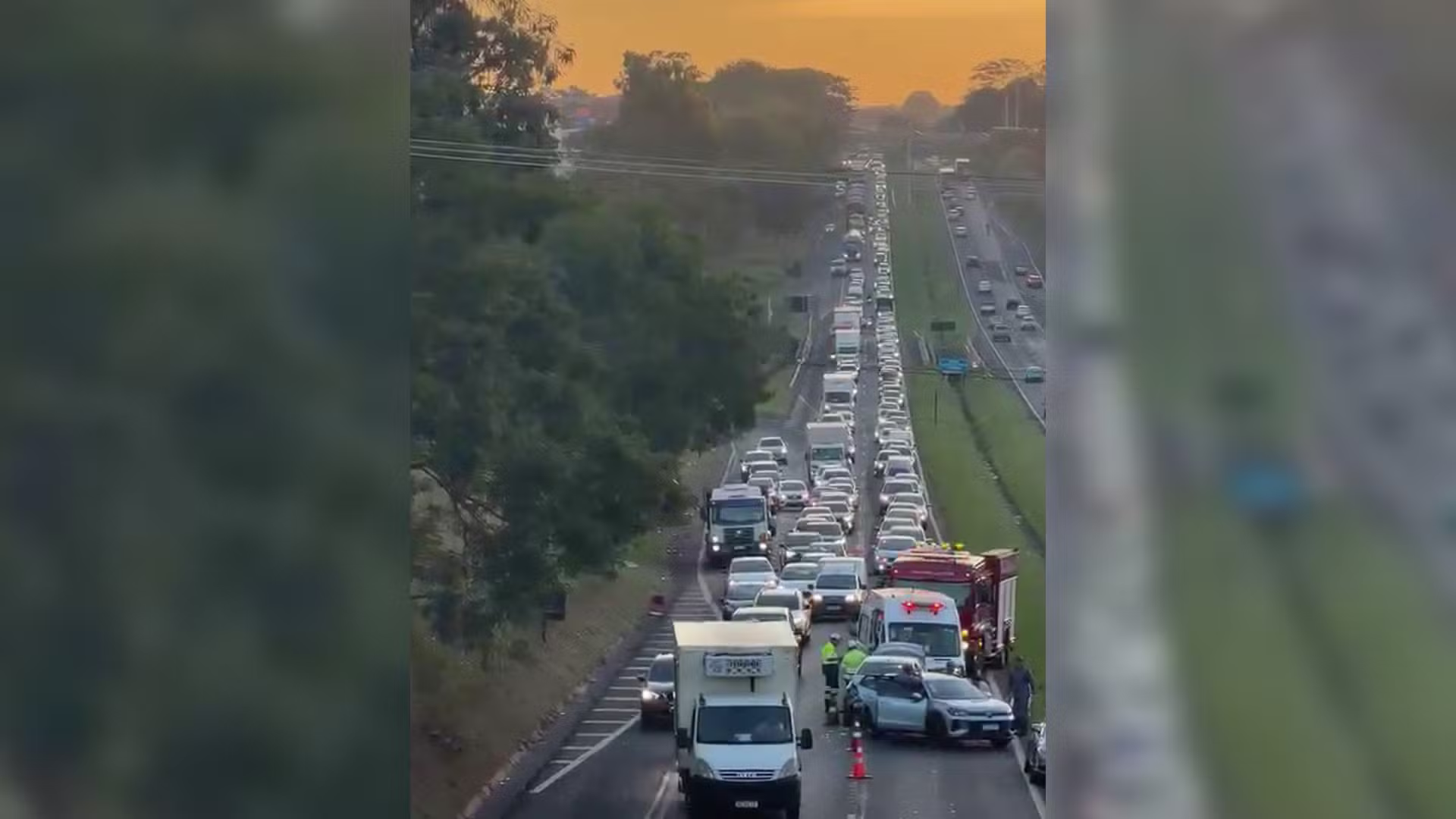 Engavetamento entre três carros deixa feridos e interdita faixa da Rodovia Washington Luís