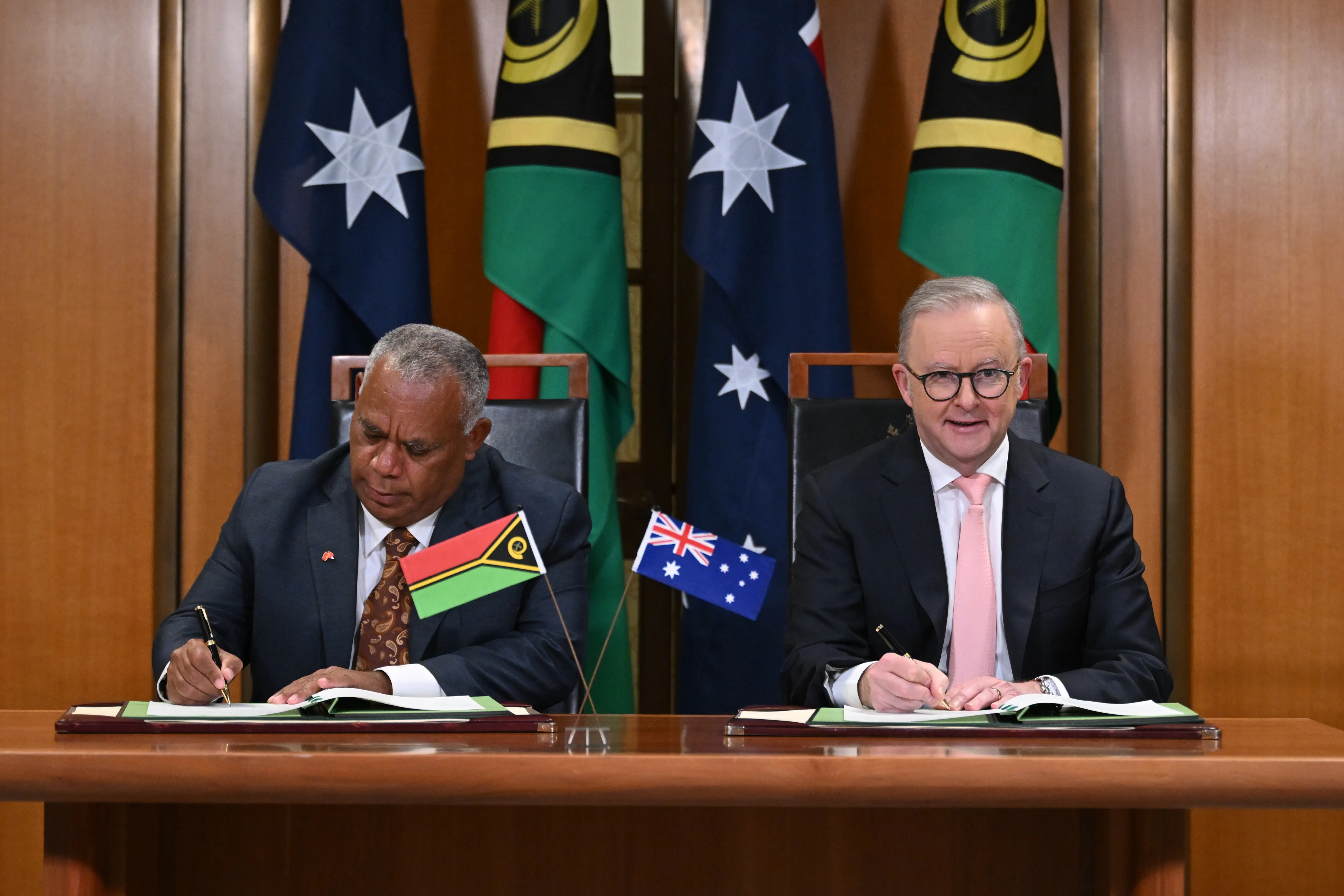 Austrália e Vanuatu assinam acordo que barra base militar da China