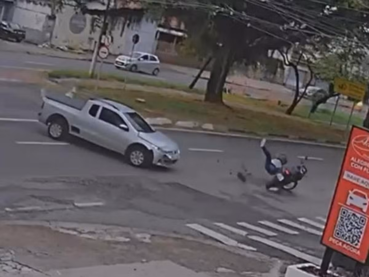 VÍDEO: motociclista 'voa' após ser atingido por carro em avenida de Campinas