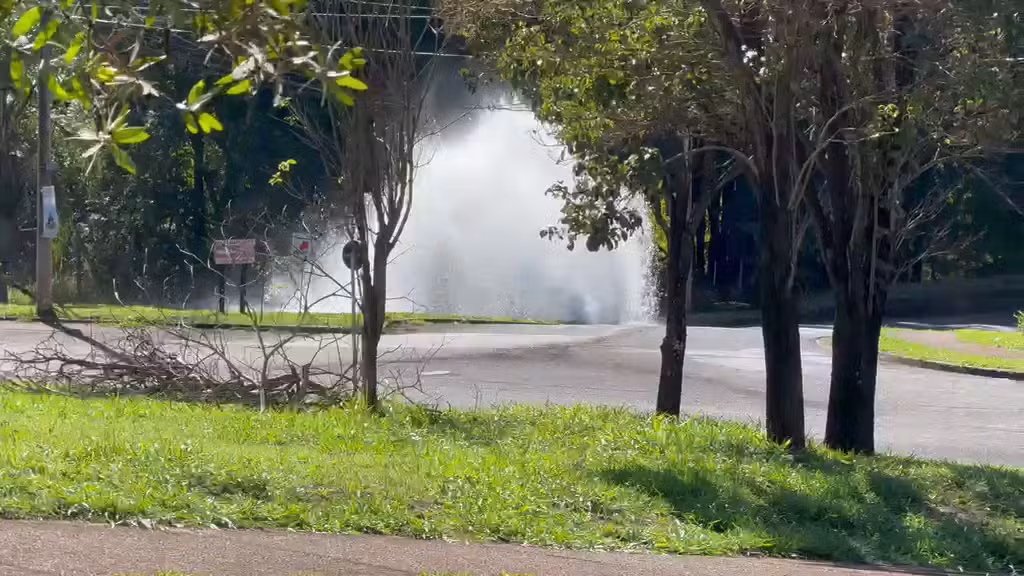 Rompimento de tubulação causa vazamento, e pressão da água preocupa moradores na Zona Sul de Ribeirão Preto