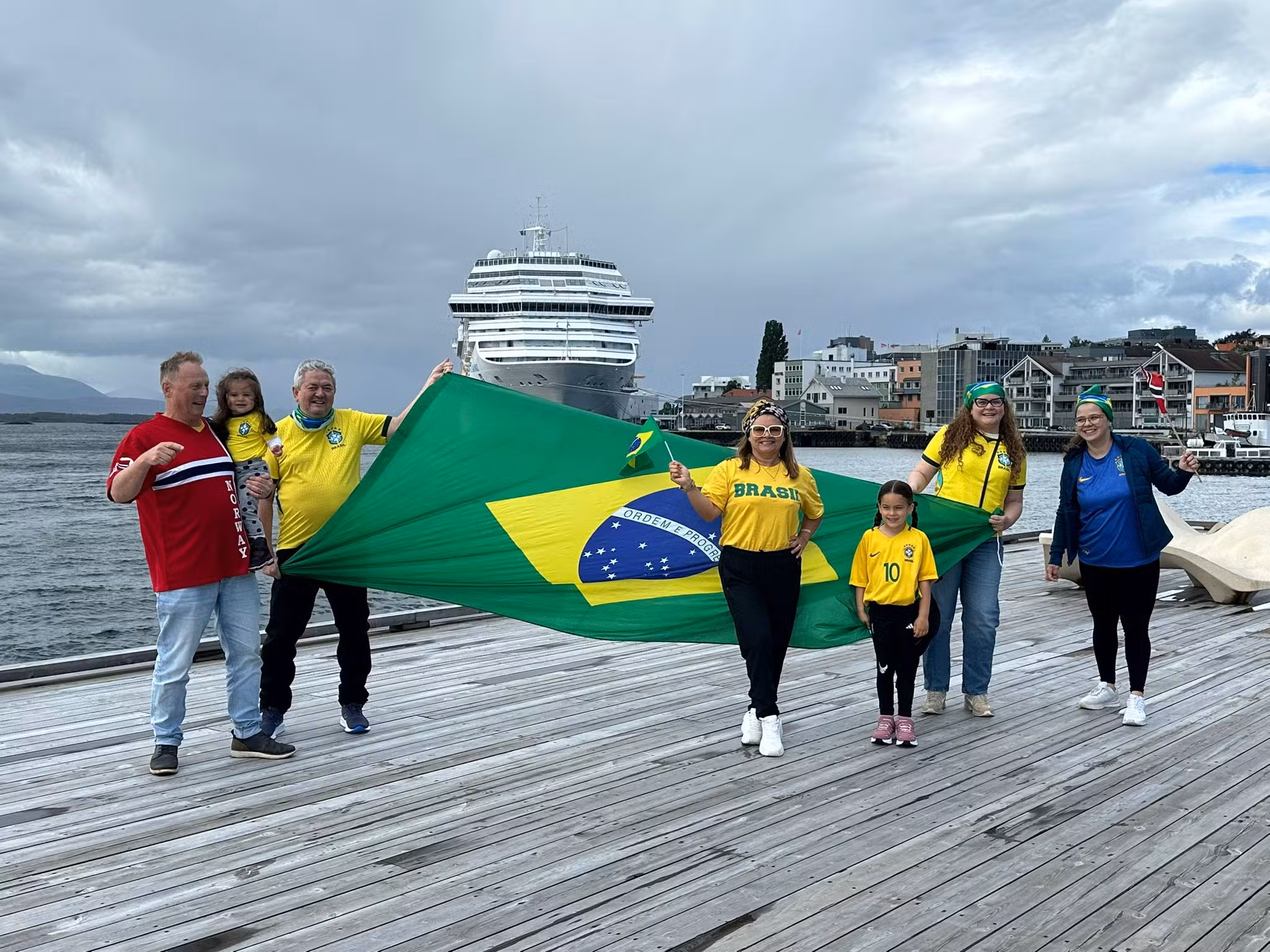 Família paraibana vai assistir ao jogo do Brasil na Noruega com parentes noruegueses