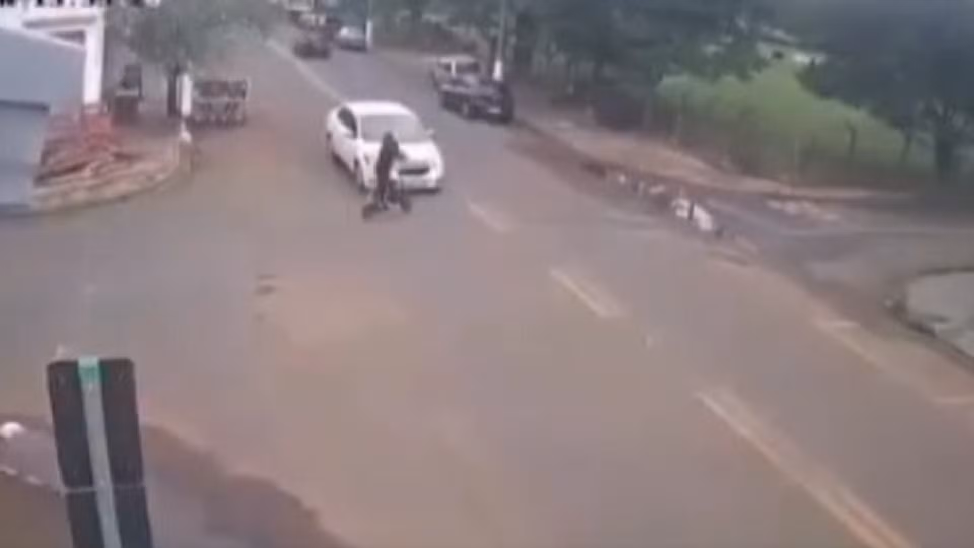 VÍDEO: Carro atinge duas crianças em patinete elétrico no interior de SP; vítimas sofreram escoriações
