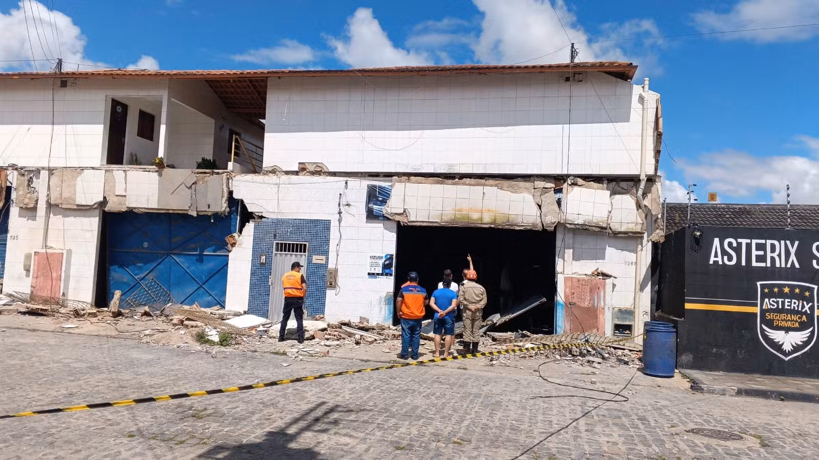 Marquise desaba e imóvel é interditado em Campina Grande