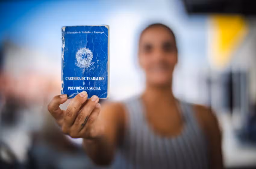Desemprego fica em 5,6% no trimestre até maio, menor taxa para o período, diz IBGE