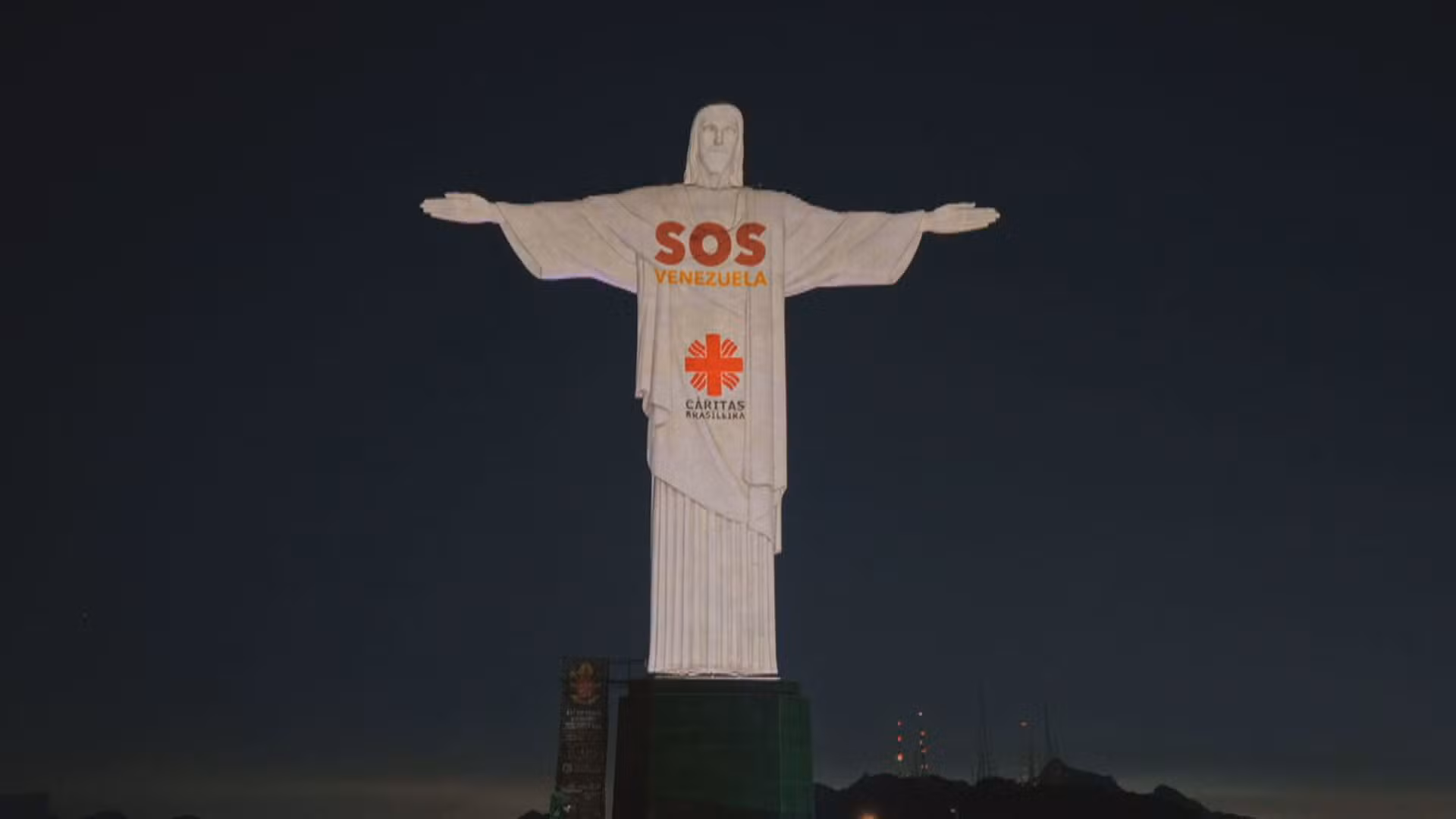 Cristo Redentor exibe projeção em homenagem às vítimas de terremotos na Venezuela
