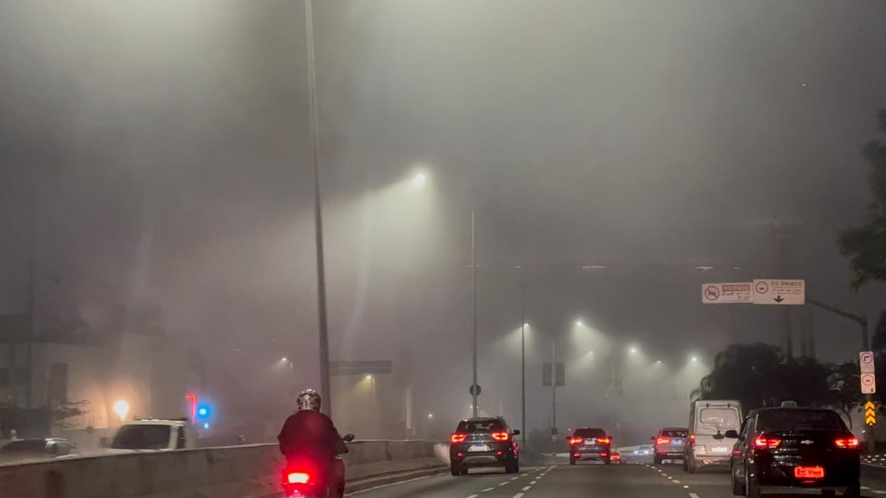 VÍDEO: São Paulo amanhece com nevoeiro neste domingo (28), mas sol deve fazer temperatura subir