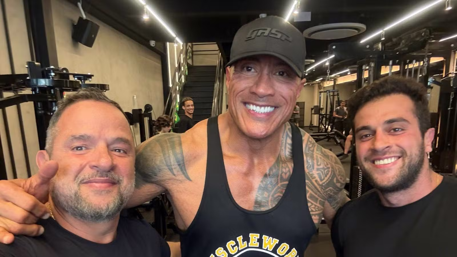 'The Rock' Dwayne Johnson treina em academia no Humaitá em passagem pelo Rio para divulgar 'Moana'; FOTO