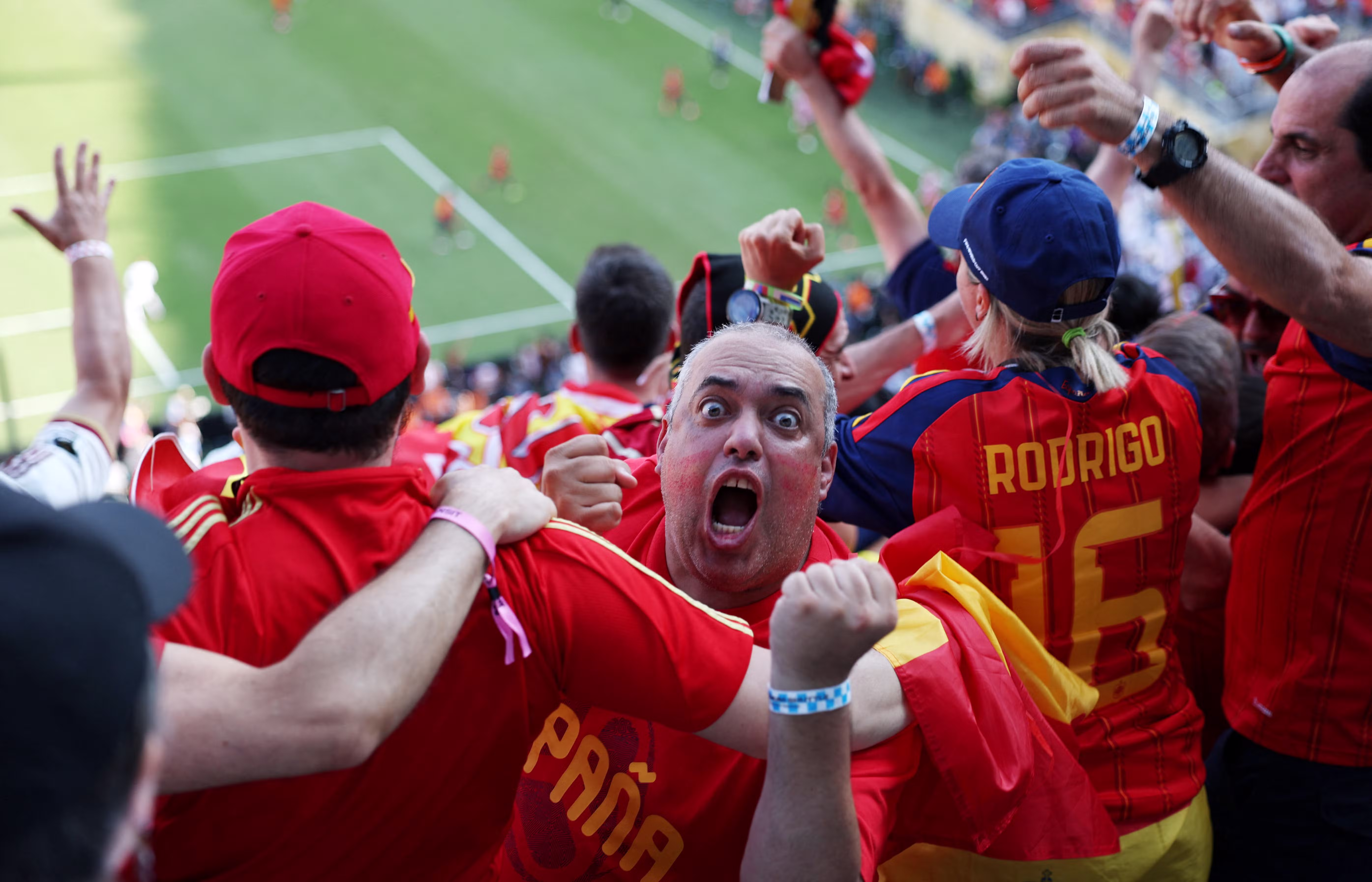 É #FAKE que seleção da Espanha editou foto de celebração com a taça da Copa do Mundo para excluir Trump