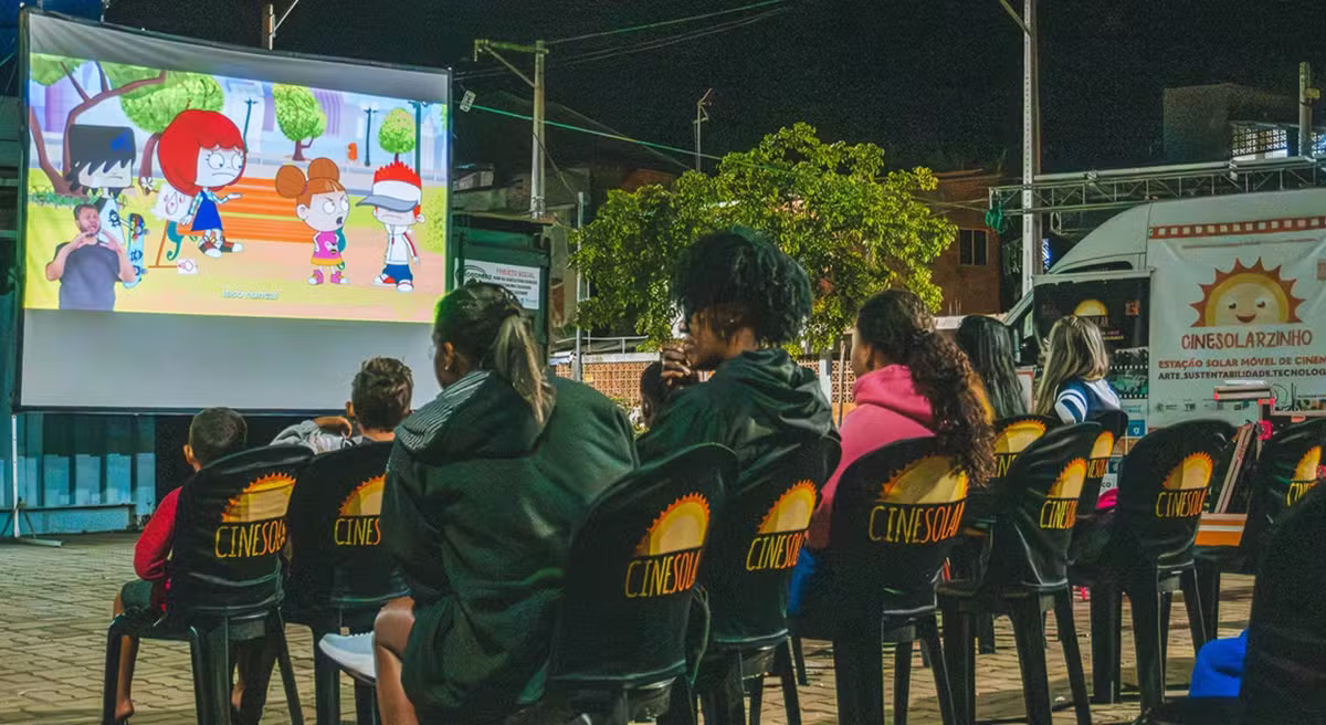 Cinema itinerante movido a energia solar terá sessões gratuitas em Macaé