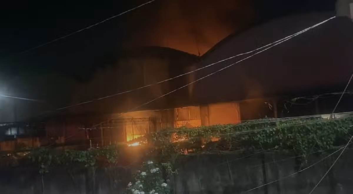 Incêndio destrói galpão com materiais hospitalares em Ananindeua