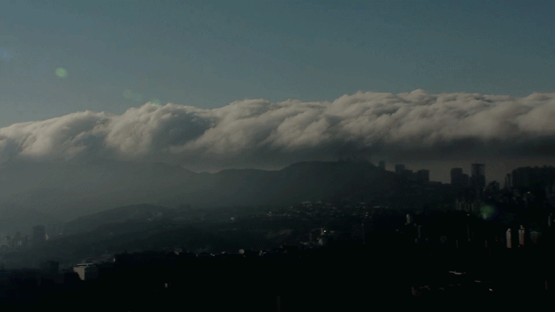 Vídeo mostra 'cobertor' de nuvens que se formou sobre a Serra do Curral, em BH