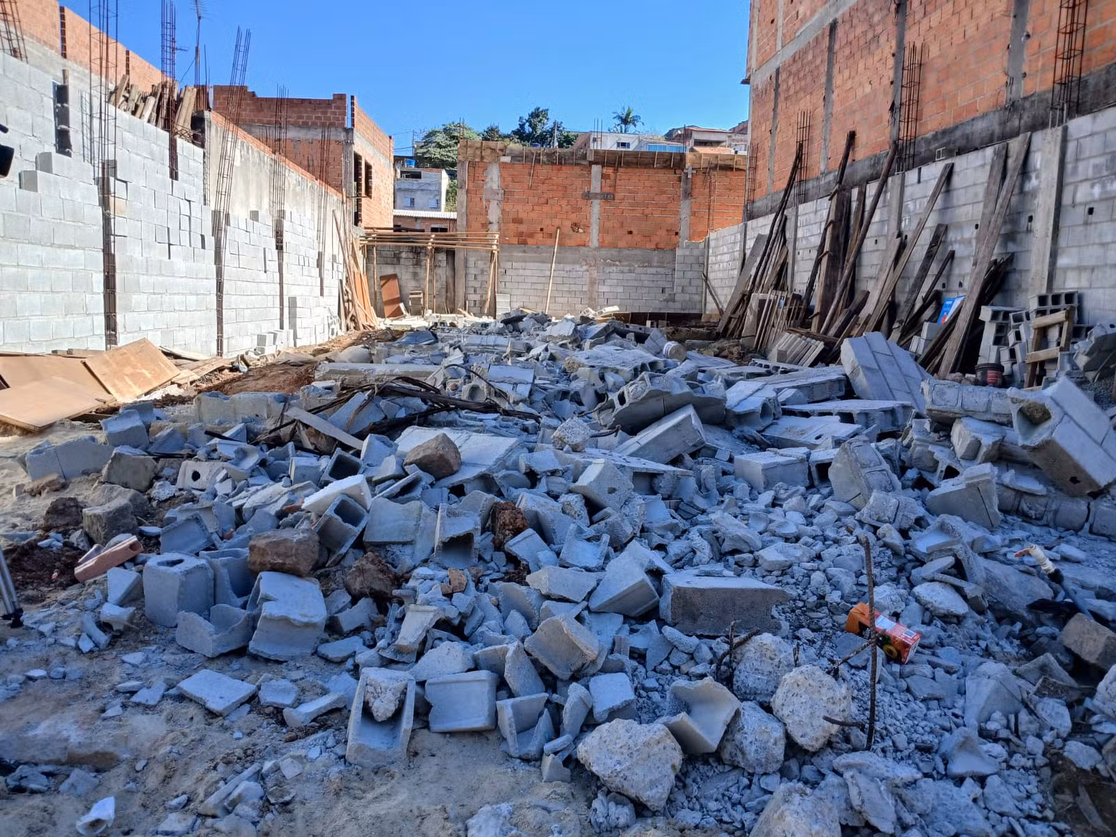 Quatro casas em área irregular são demolidas pela Prefeitura de Itaquaquecetuba
