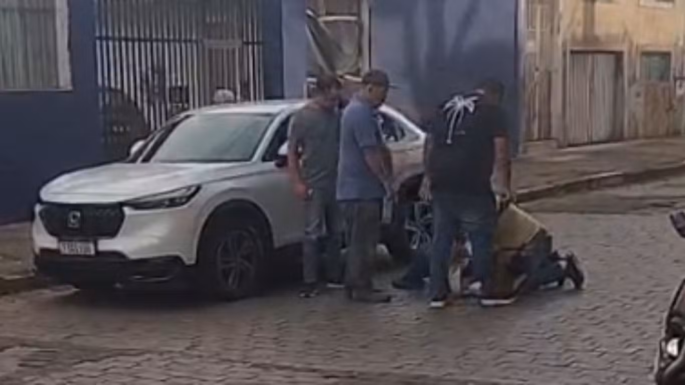 Motorista de aplicativo ameaça passageiros com arma falsa e grupo briga no meio da rua em Campinas