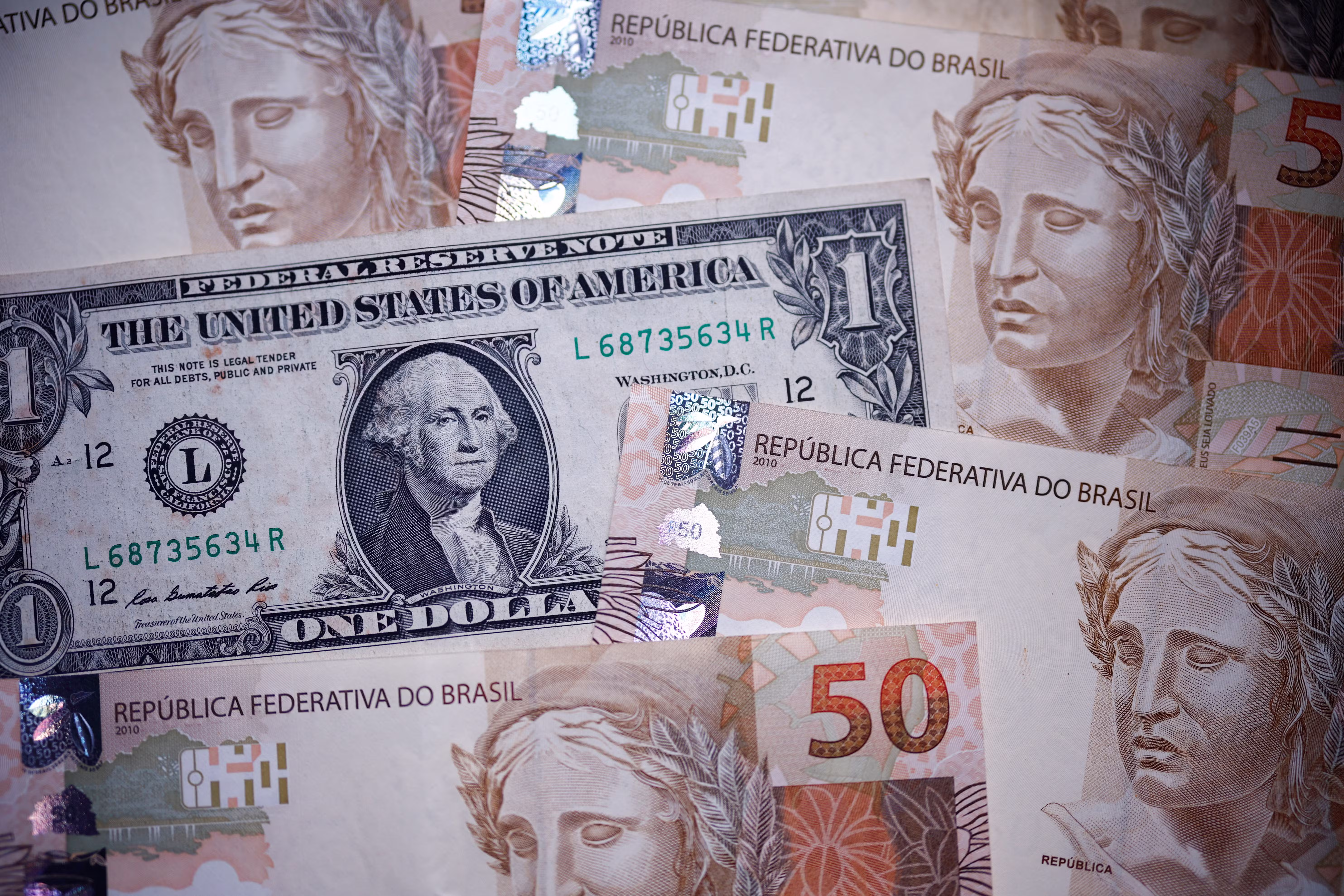 Dólar sobe com decisões de juros de Brasil e EUA no radar; Ibovespa recua