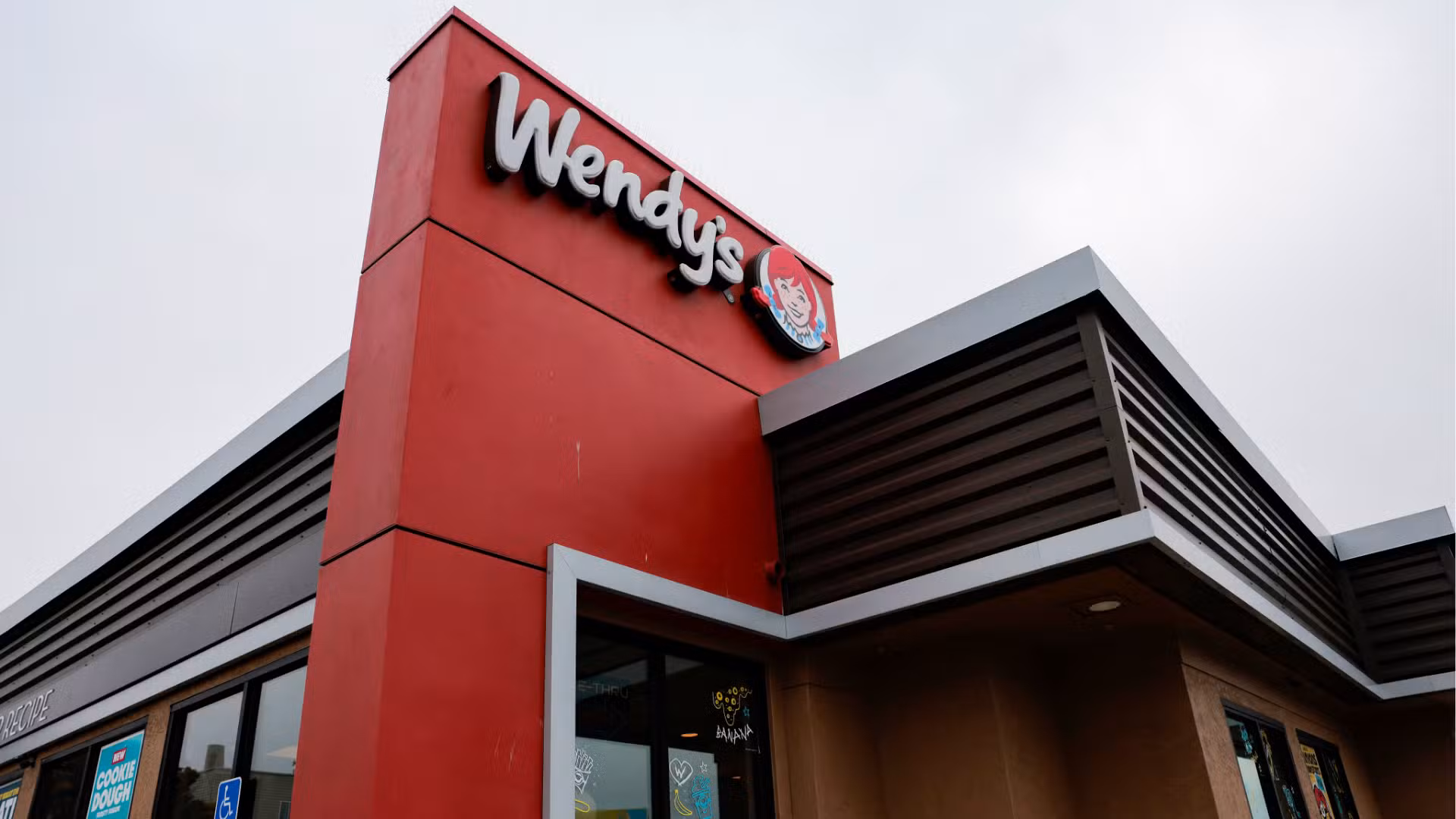 Post pedindo para salvar rede de lanchonetes Wendy's viraliza e faz ações da empresa dispararem nos EUA