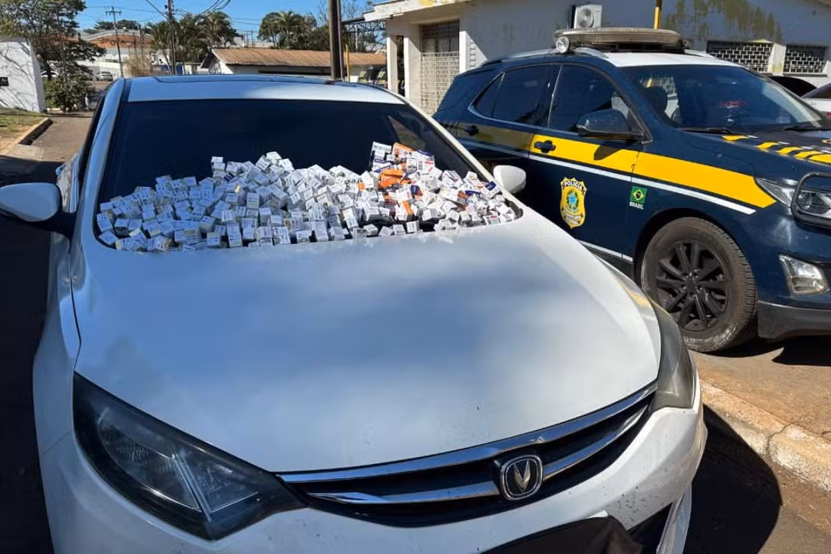 Motorista paraguaia é presa após polícia encontrar 1,5 mil ampolas de emagrecedores escondidas no carro dela, no PR
