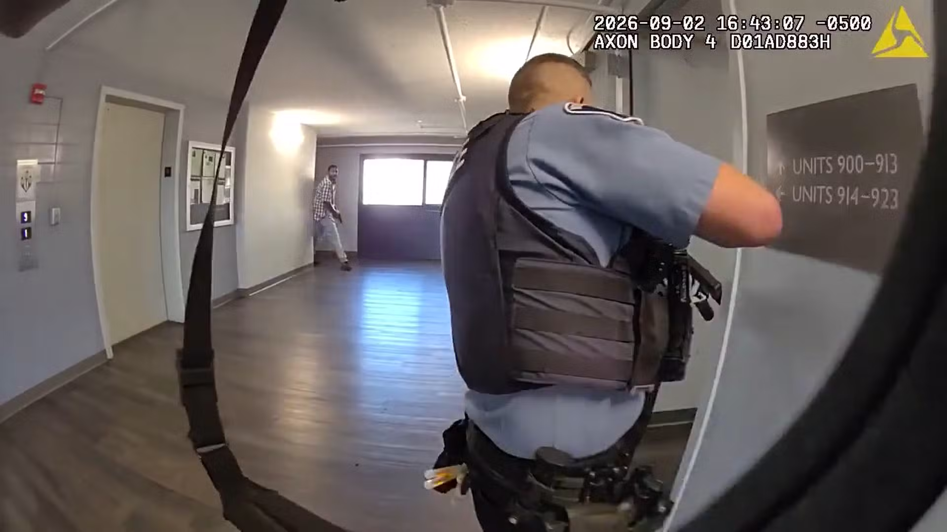 VÍDEO: câmera corporal de policial registra troca de tiros entre agentes e criminoso nos EUA