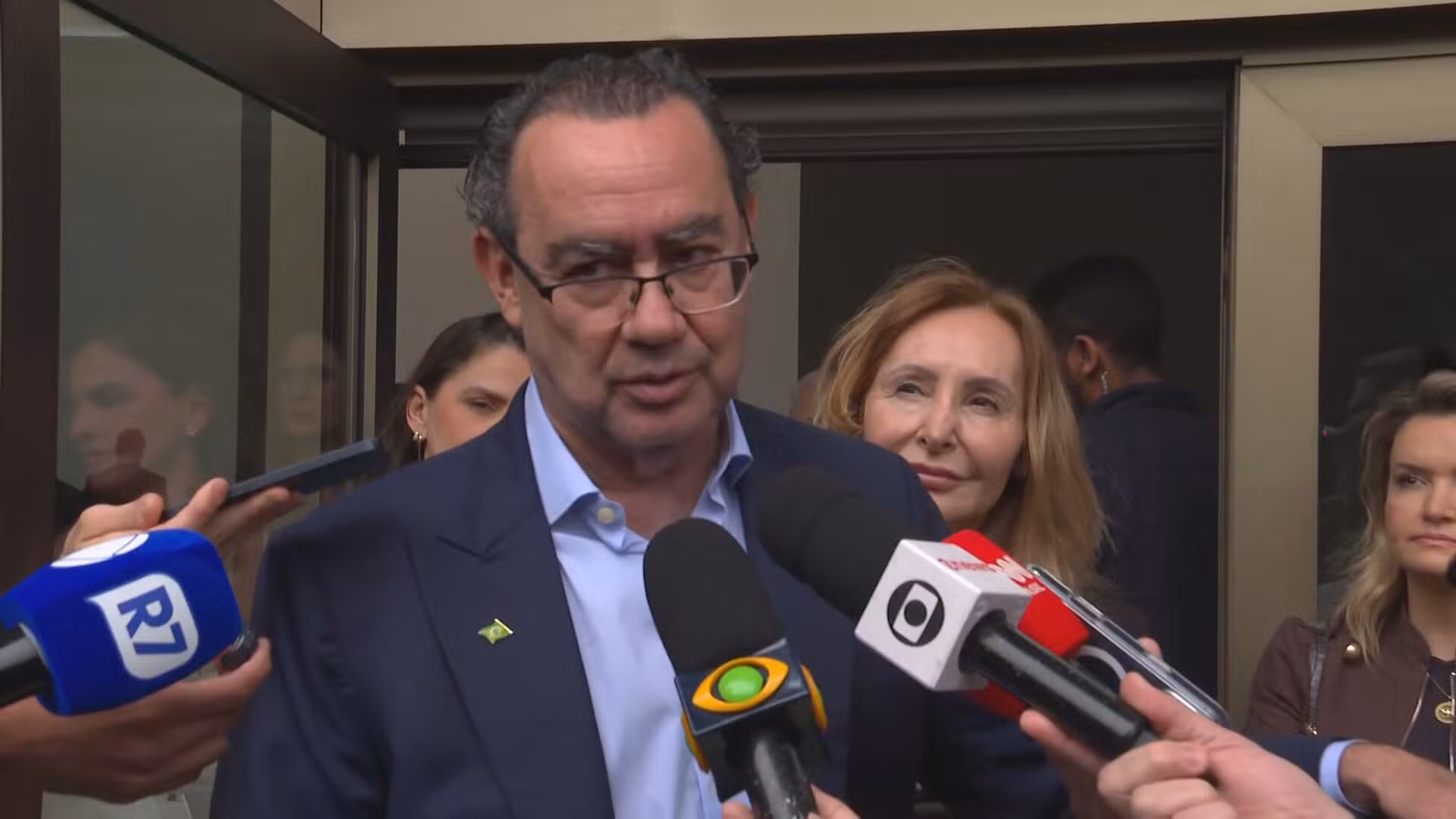 Augusto Cury diz que pode apoiar Flávio no 2º turno se ele 'provar que não tem corrupção' em Dark Horse