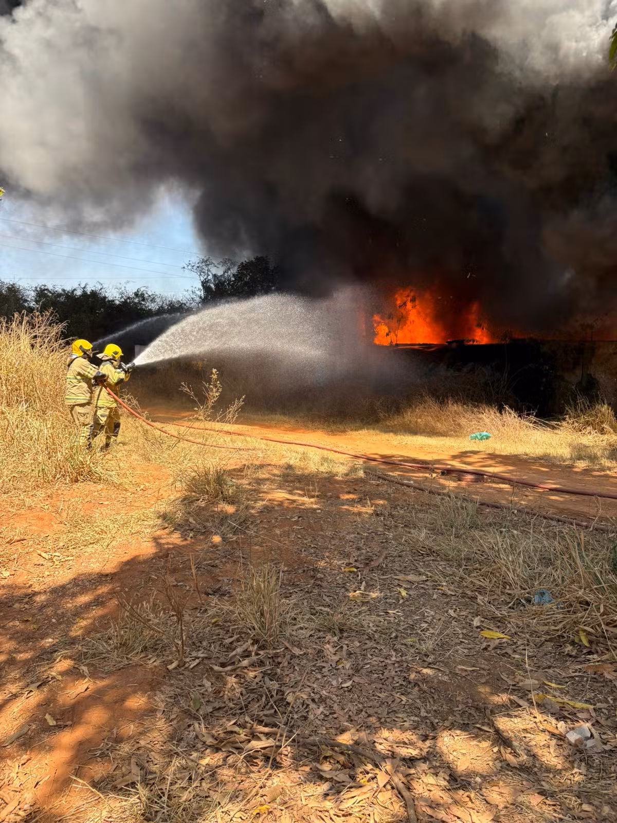 Incêndio atinge galpão de materiais recicláveis em Montes Claros