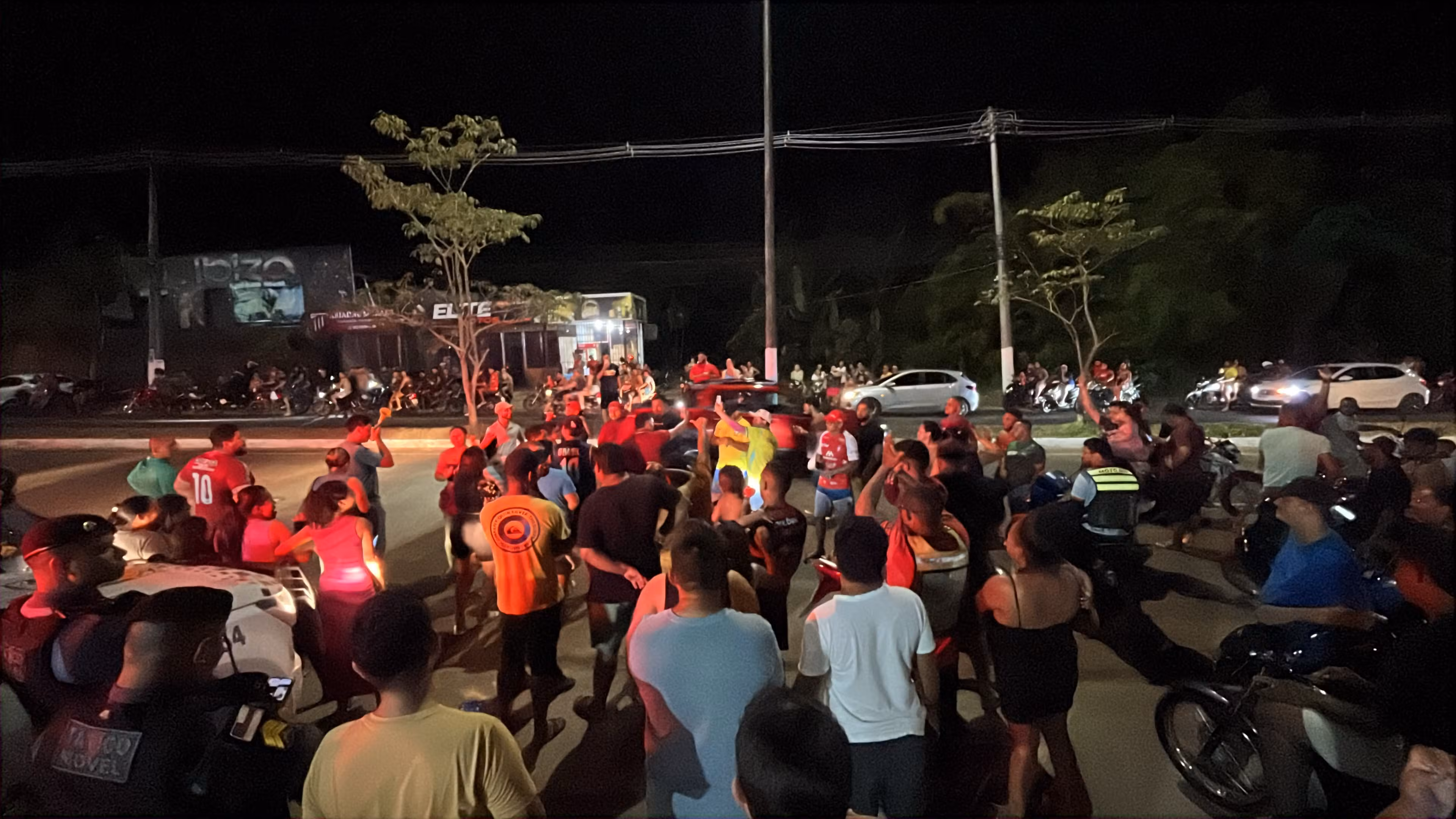 Após apagão no AM, moradores bloqueiam rua e protestam em frente à concessionária por falta de energia; VÍDEO