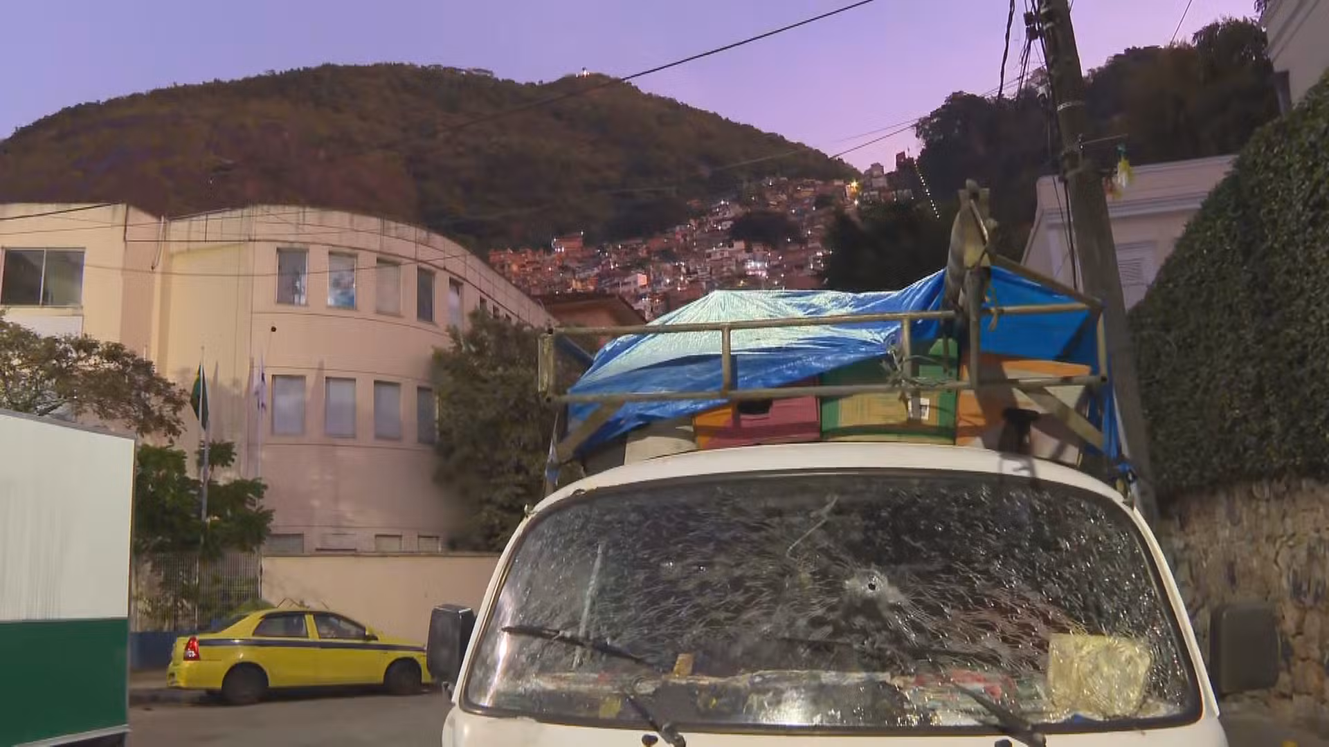 Operação para prender traficantes do Morro Santa Marta tem intenso tiroteio em Botafogo, na Zona Sul do Rio