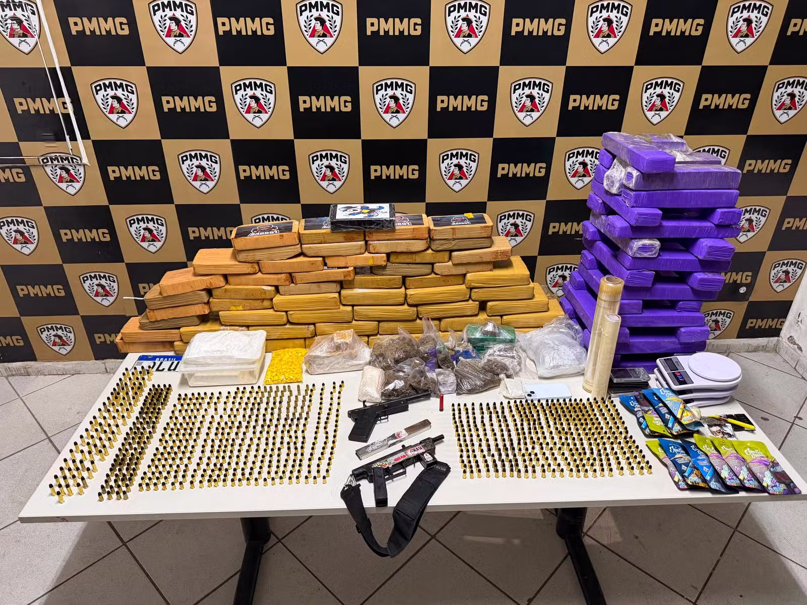 PM apreende submetralhadora, drogas e mais de 900 munições durante operação em Governador Valadares