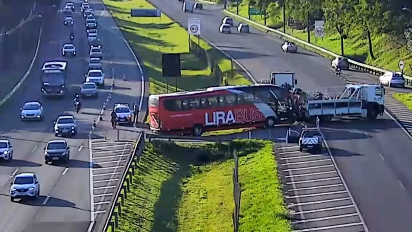 Ônibus faz conversão proibida, fica preso e gera transtorno na Zeferino Vaz em Campinas