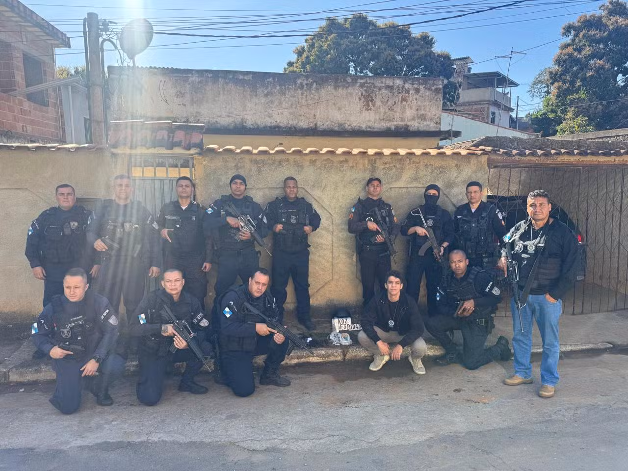 Operação recupera celular roubado e apreende drogas e carregadores de pistola em Três Rios